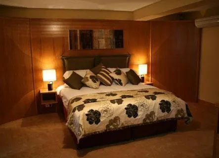 Photo of the whole room, Bed in Upton Court Hotel