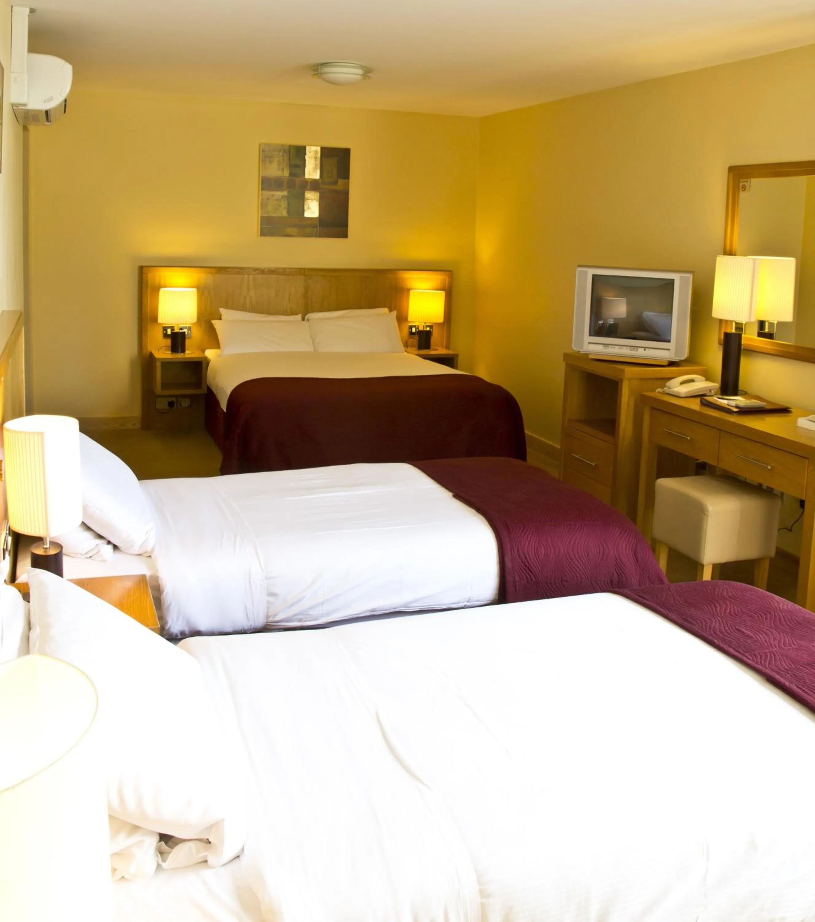 Photo of the whole room, Bed in Upton Court Hotel