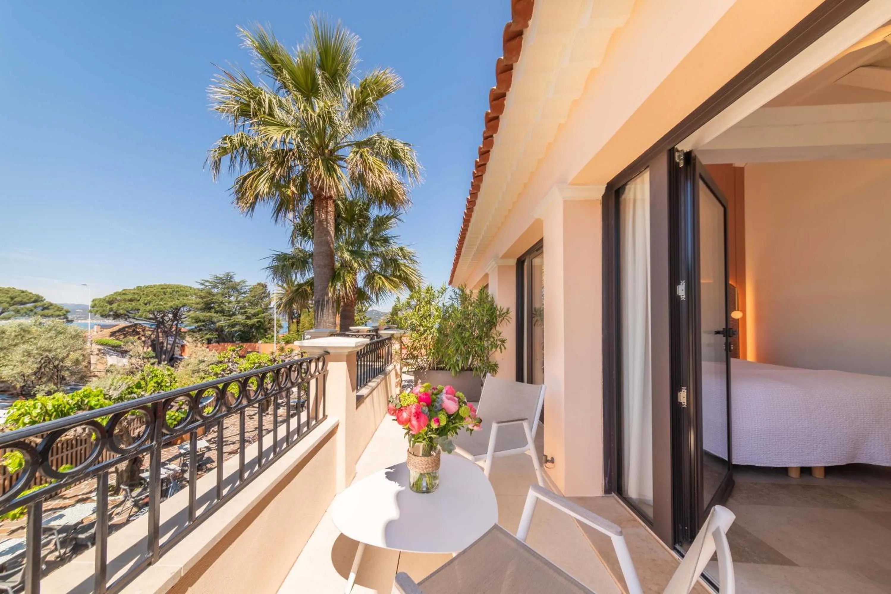 Patio, Bed in Hotel Brin d'Azur - Saint Tropez