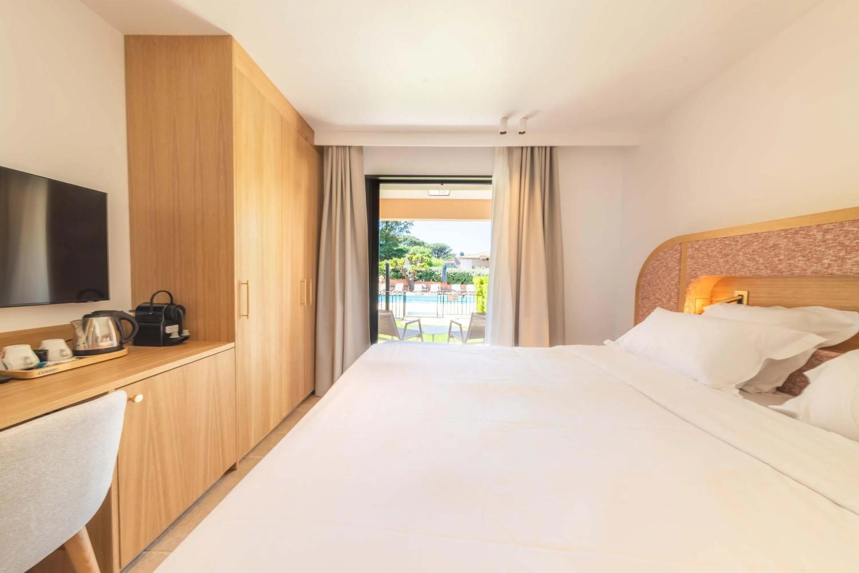 Bedroom, Bed in Hotel Brin d'Azur - Saint Tropez