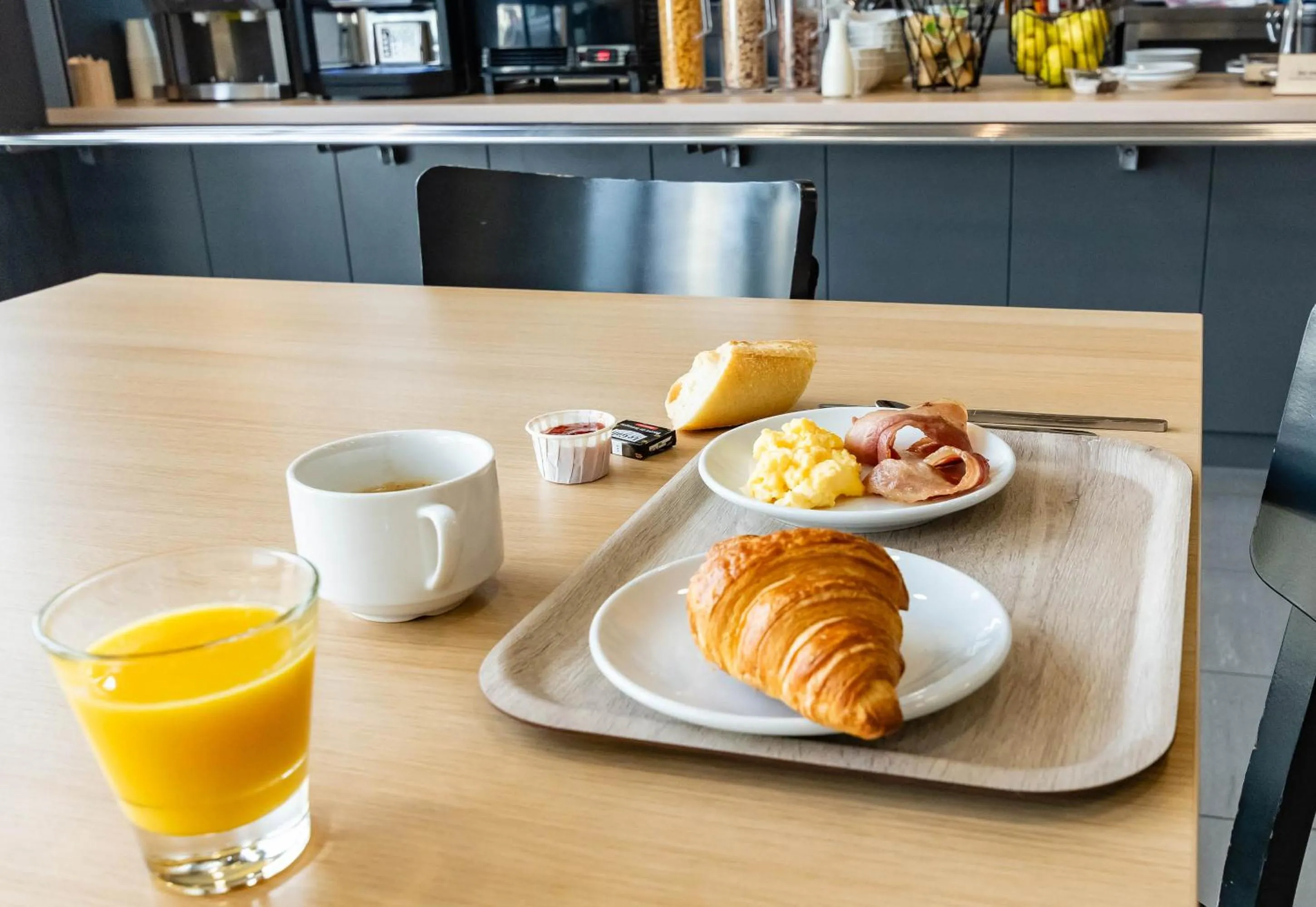 Breakfast in B&B HOTEL Grenoble Centre Verlaine