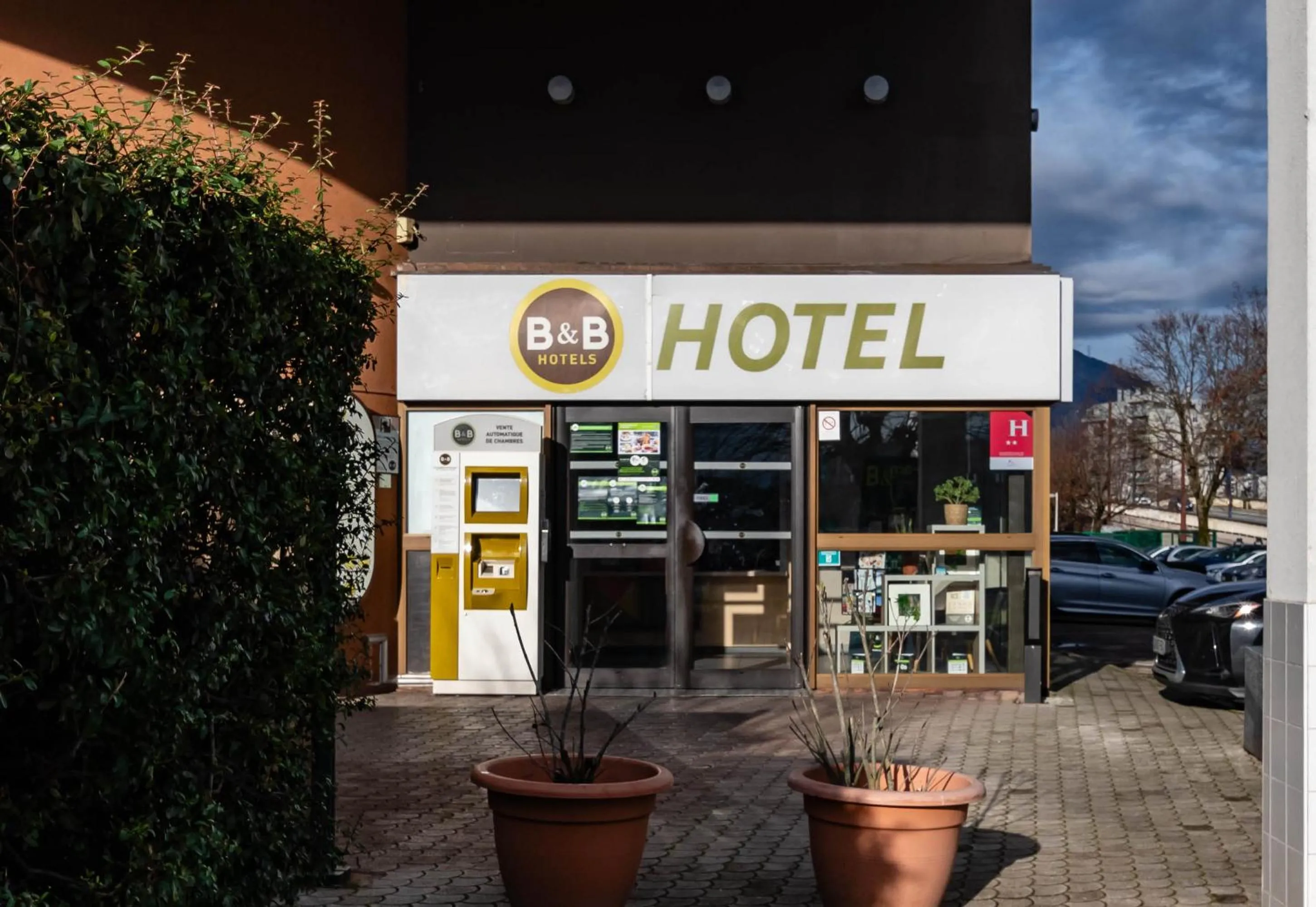 Facade/entrance in B&B HOTEL Grenoble Centre Verlaine