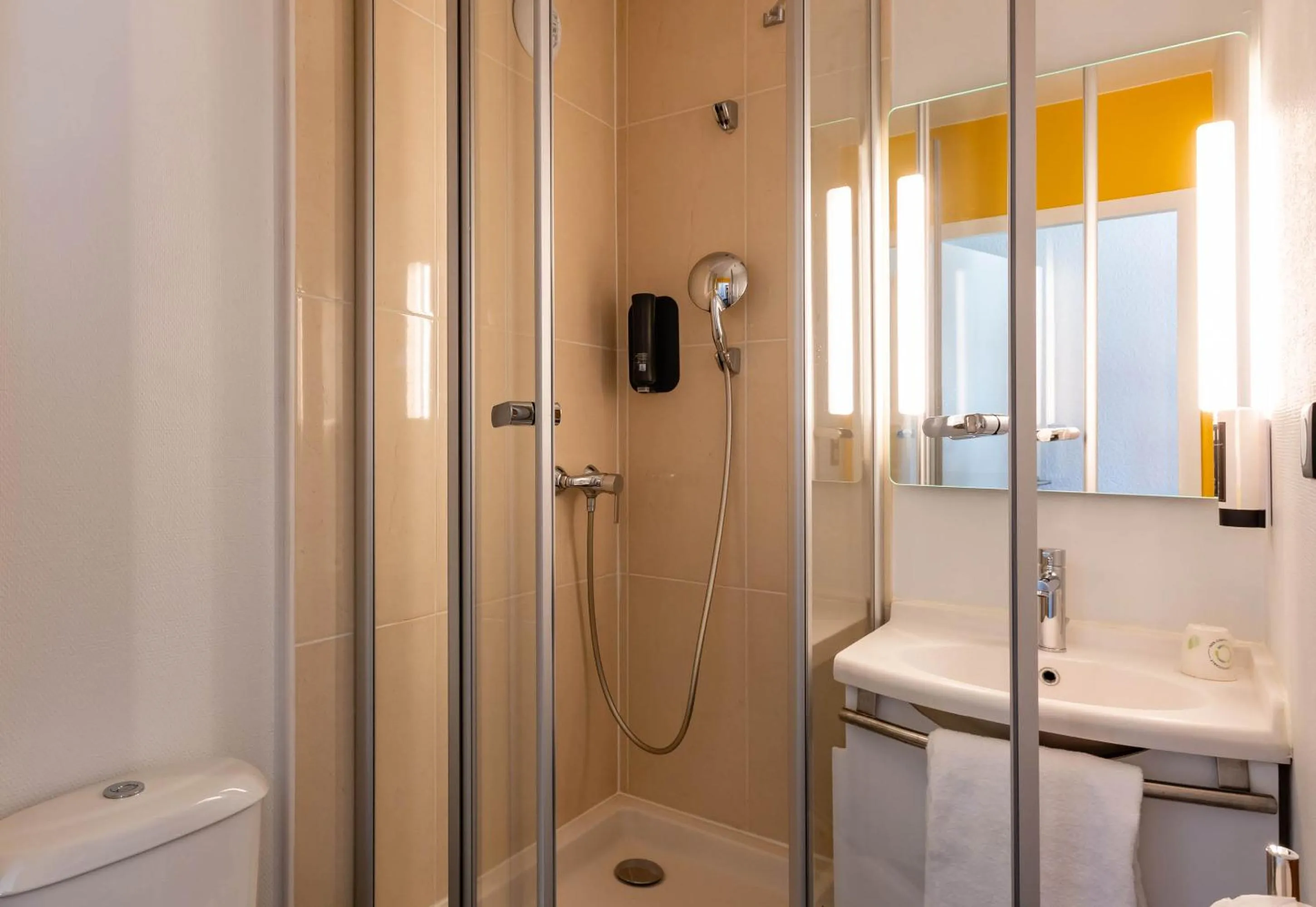 Bathroom in B&B HOTEL Grenoble Centre Verlaine