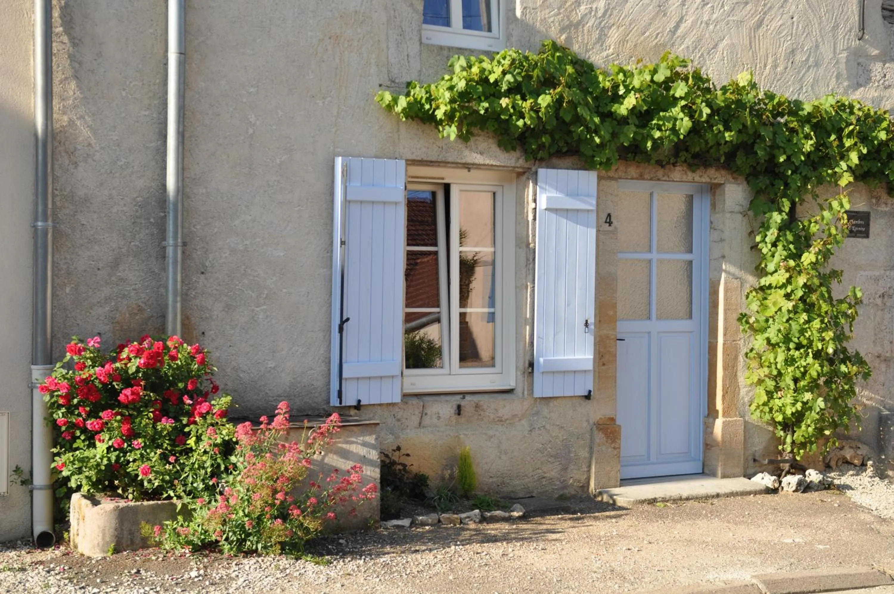 Facade/entrance in Les Chambres d'Eponine