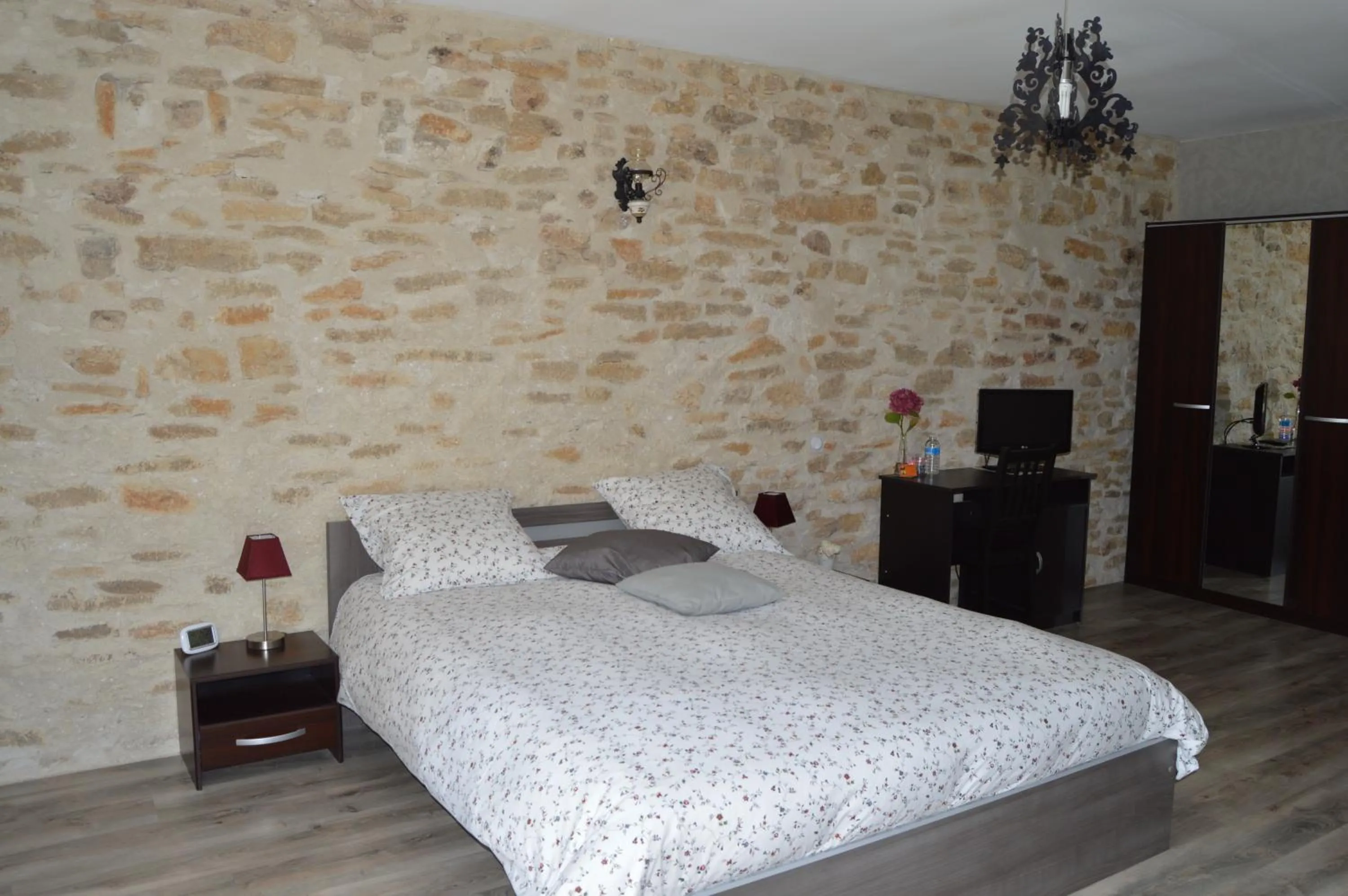 Photo of the whole room, Bed in Les Chambres d'Eponine