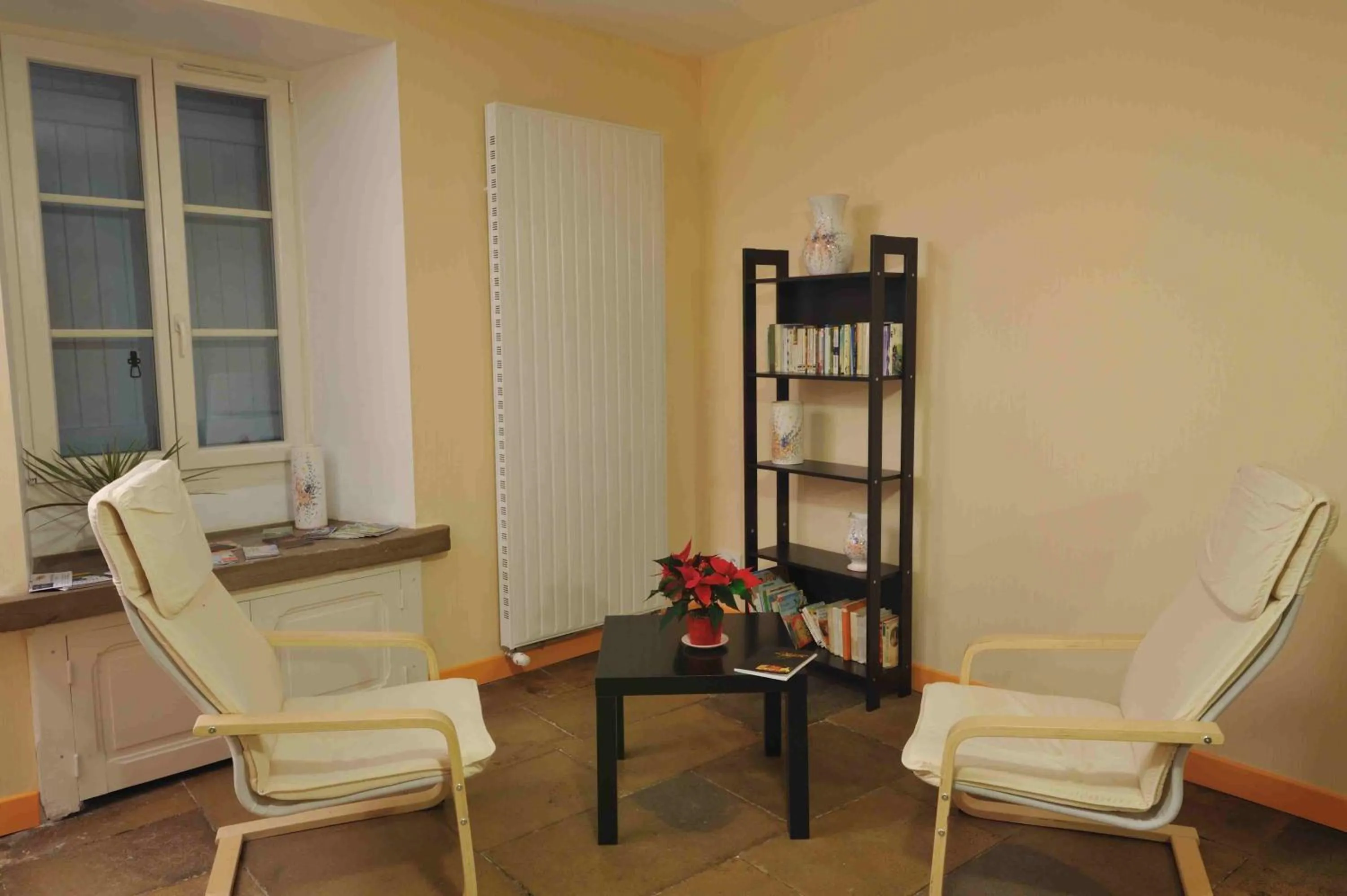 Library in Les Chambres d'Eponine