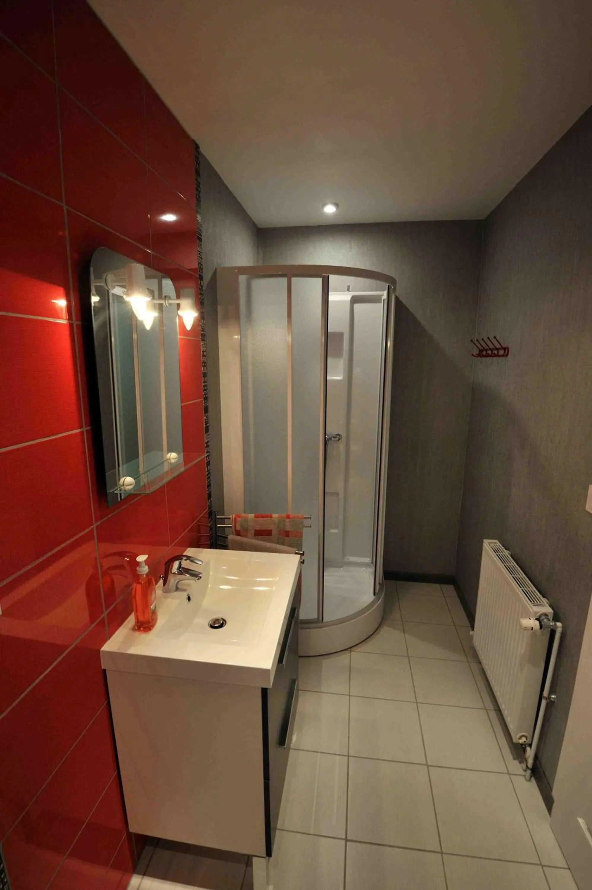 Shower in Les Chambres d'Eponine