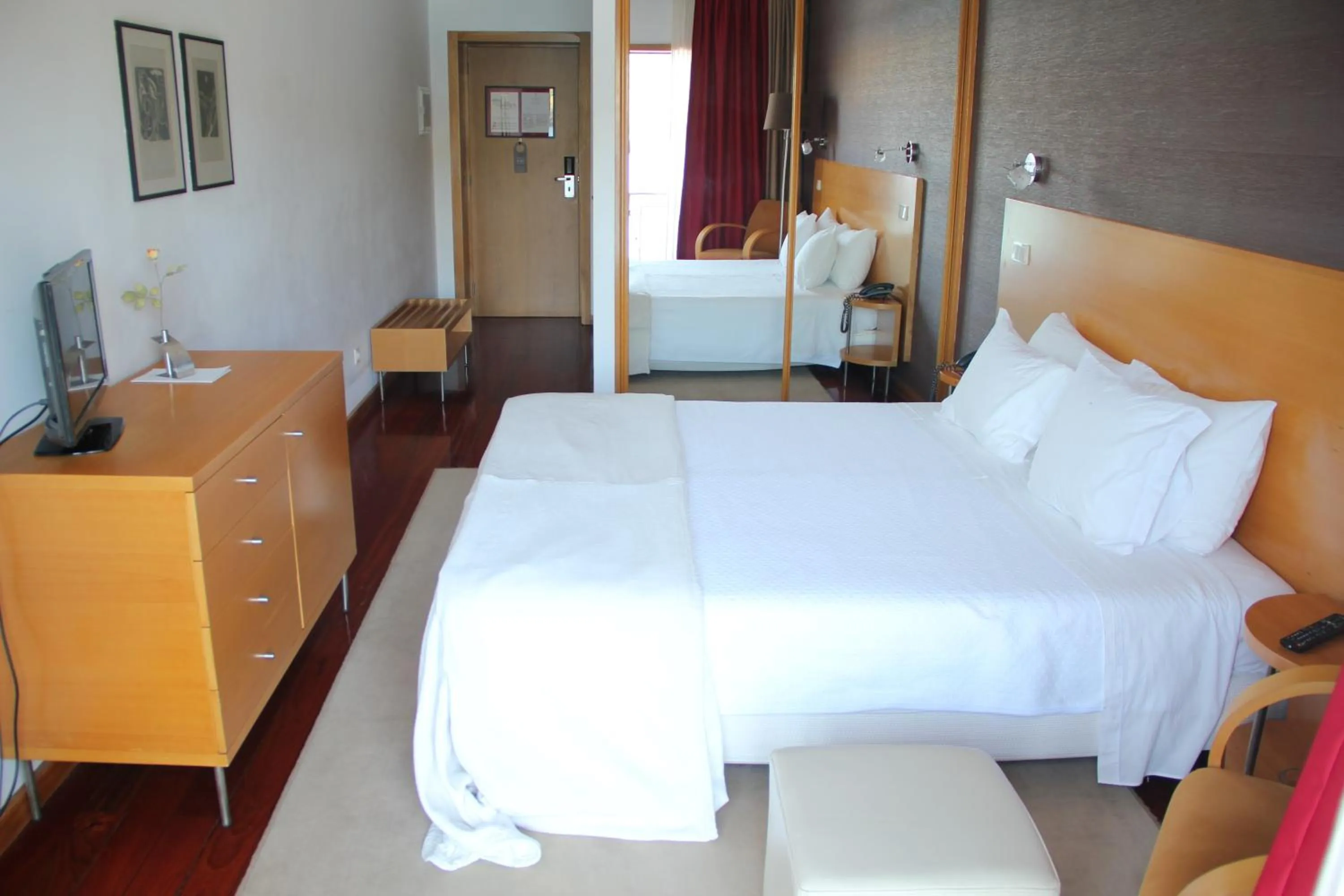 Balcony/Terrace, Bed in Douro Hotel Porto Antigo