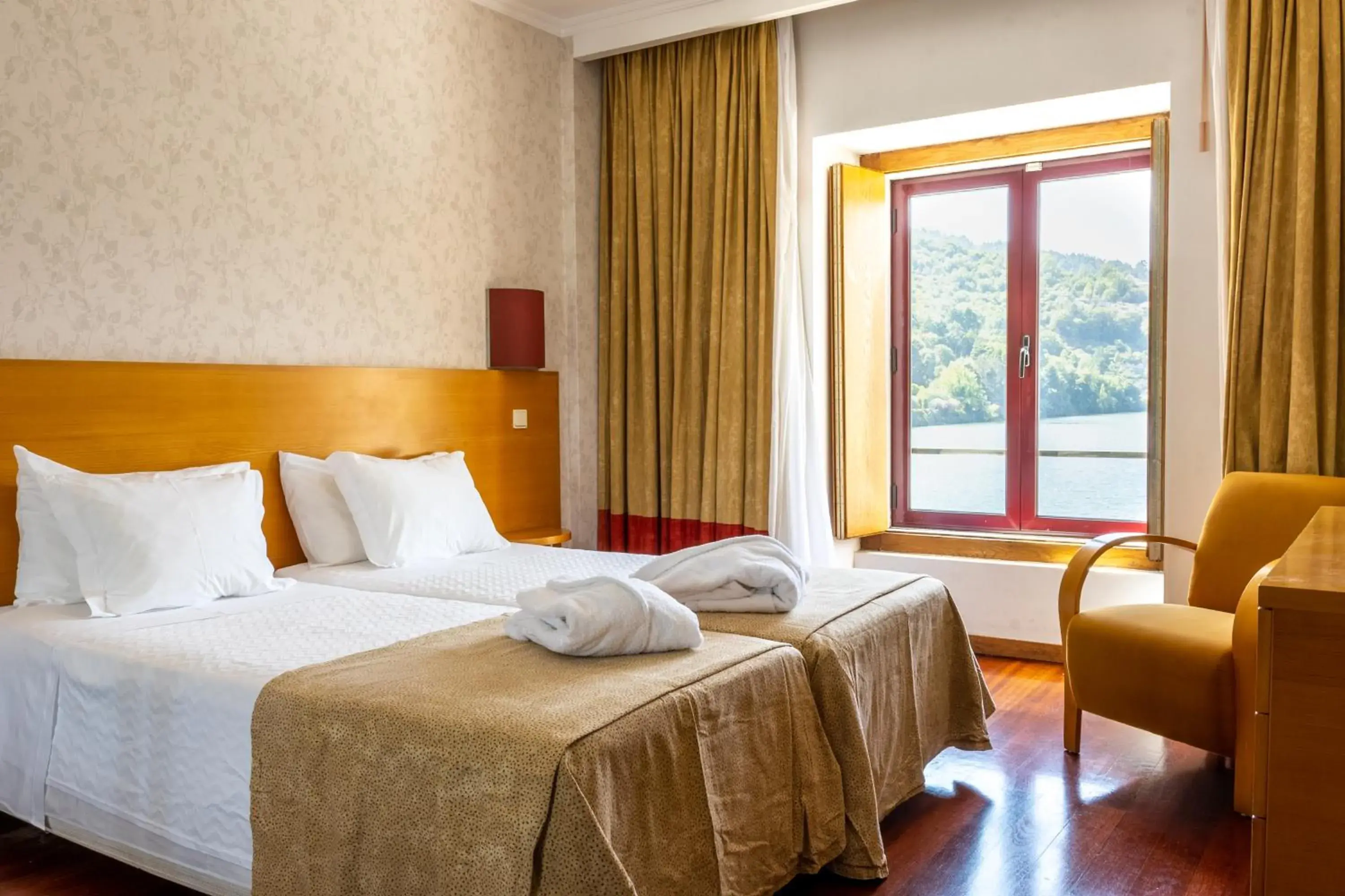 Twin Room with Extra Bed in Douro Hotel Porto Antigo Twin Room with Extra Bed in Douro Hotel Porto Antigo