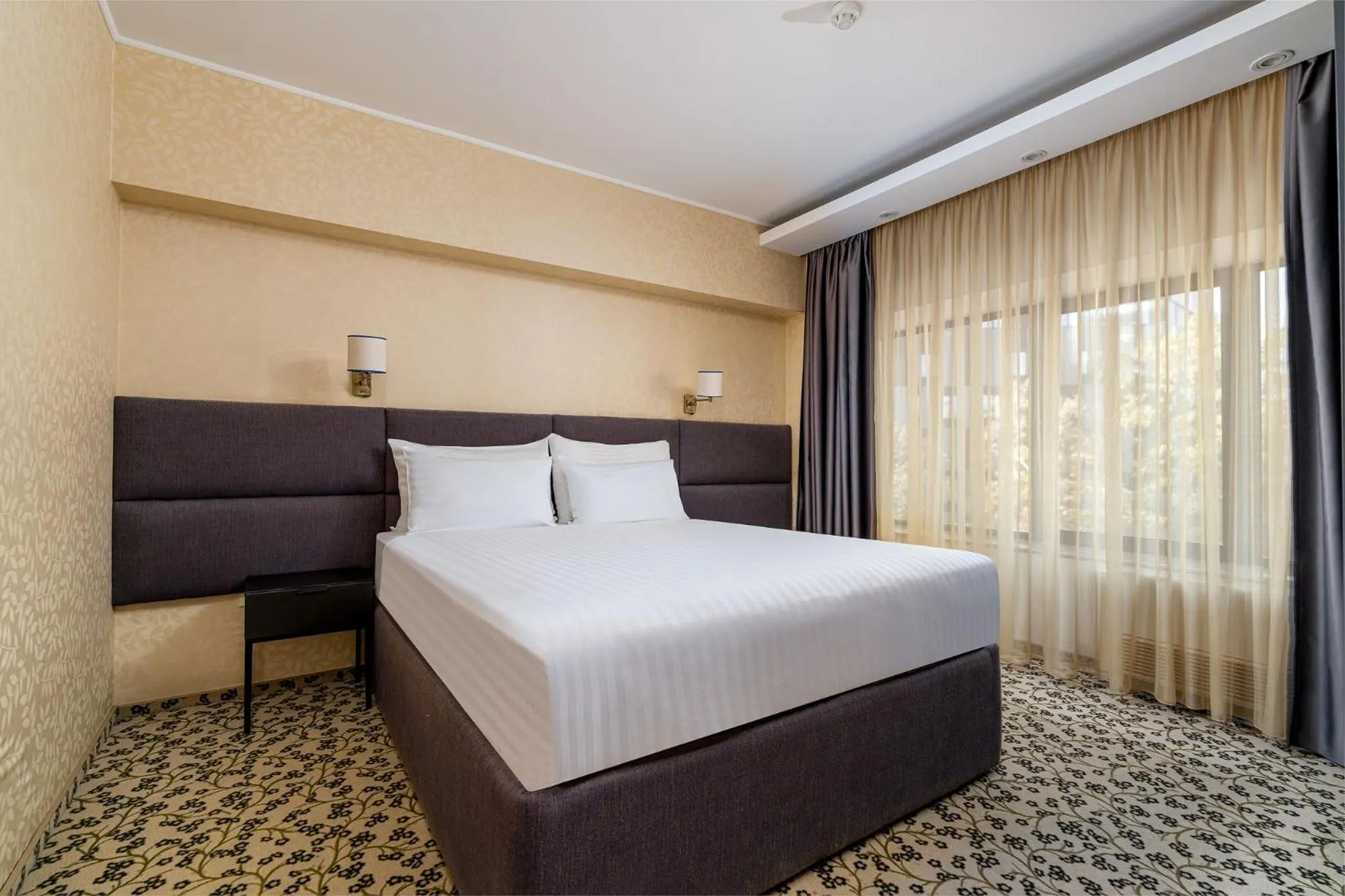 Bedroom, Bed in Crystal Palace Hotel