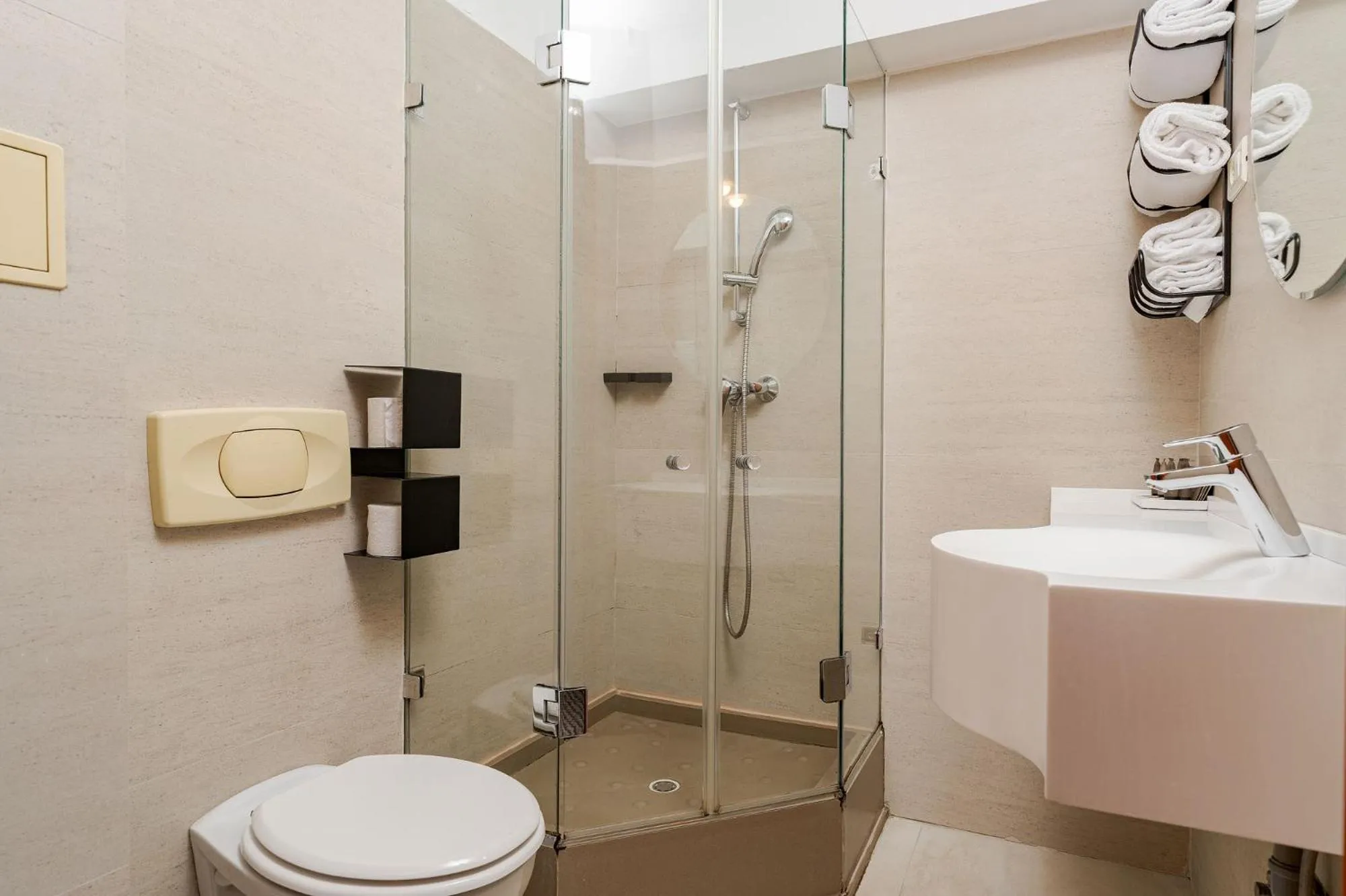 Shower in Crystal Palace Hotel