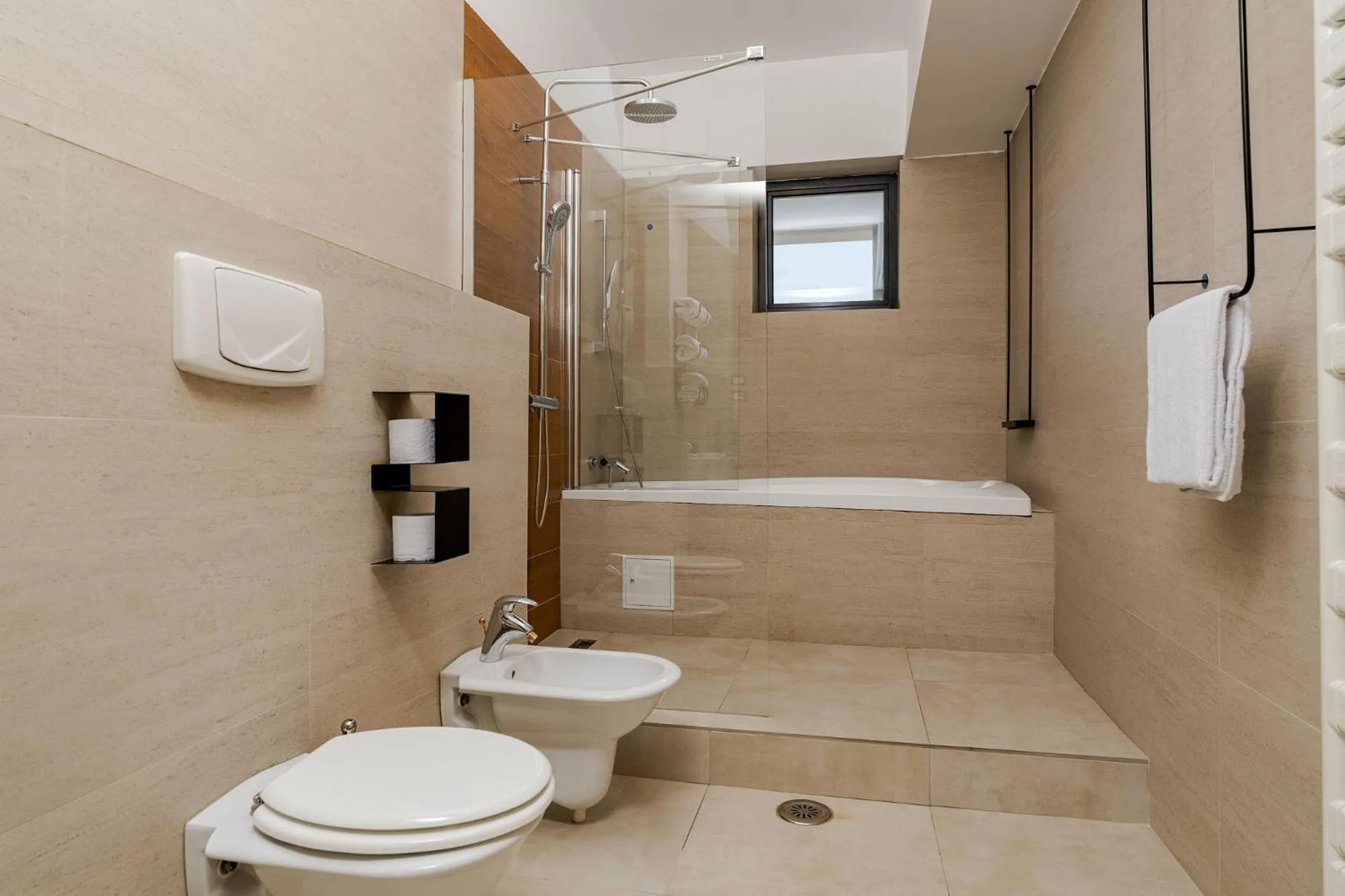 Shower in Crystal Palace Hotel