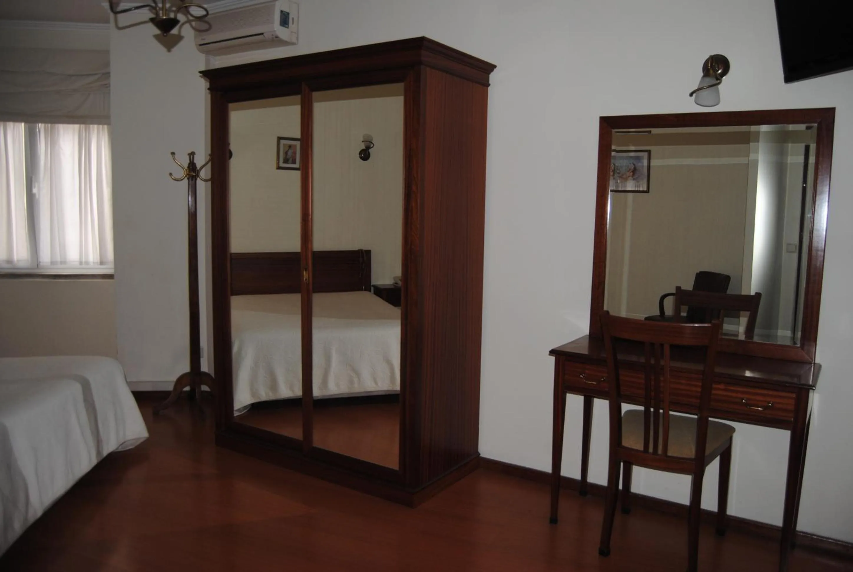 Photo of the whole room, Bed in Hotel Peninsular- Porto