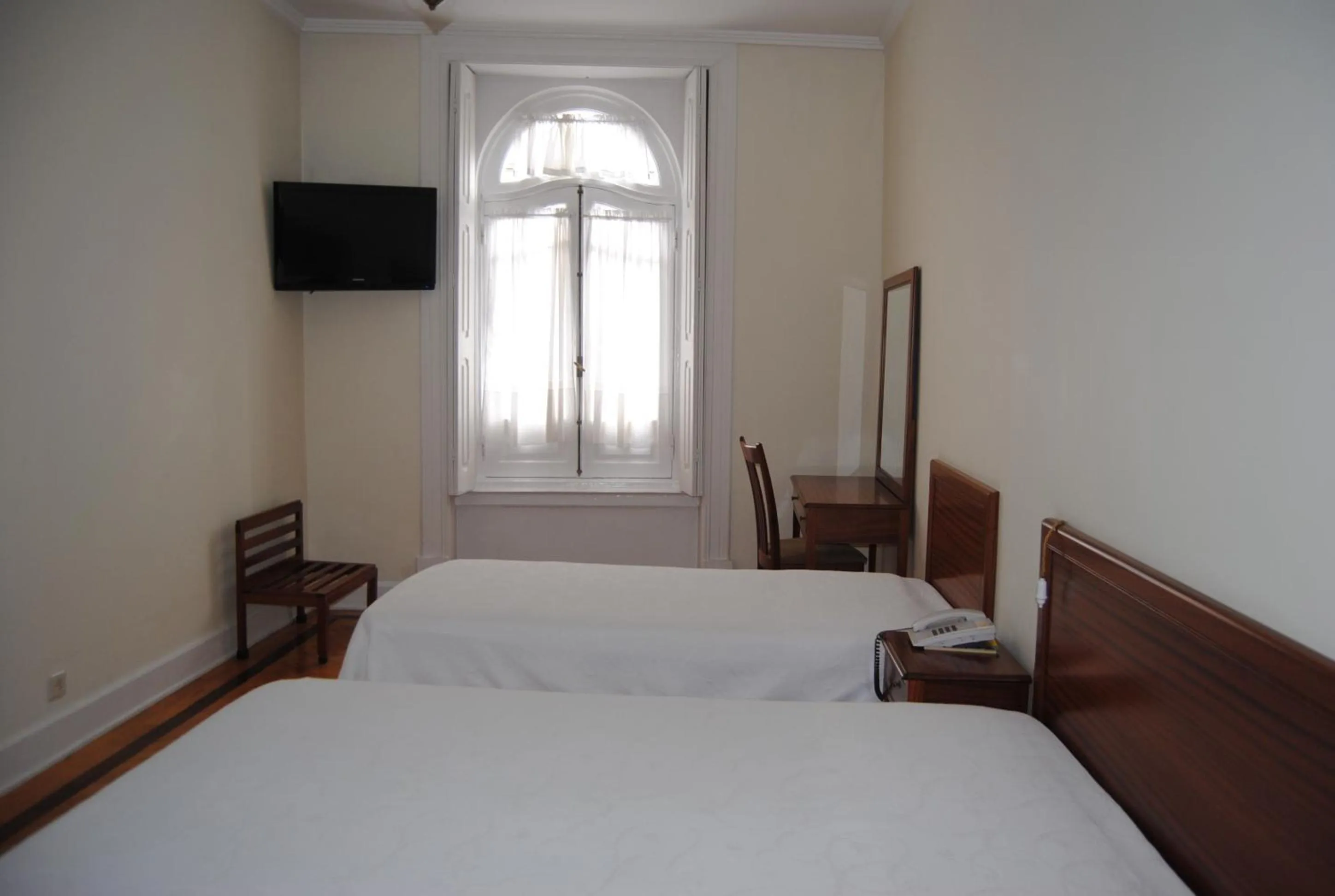 Photo of the whole room, Bed in Hotel Peninsular- Porto