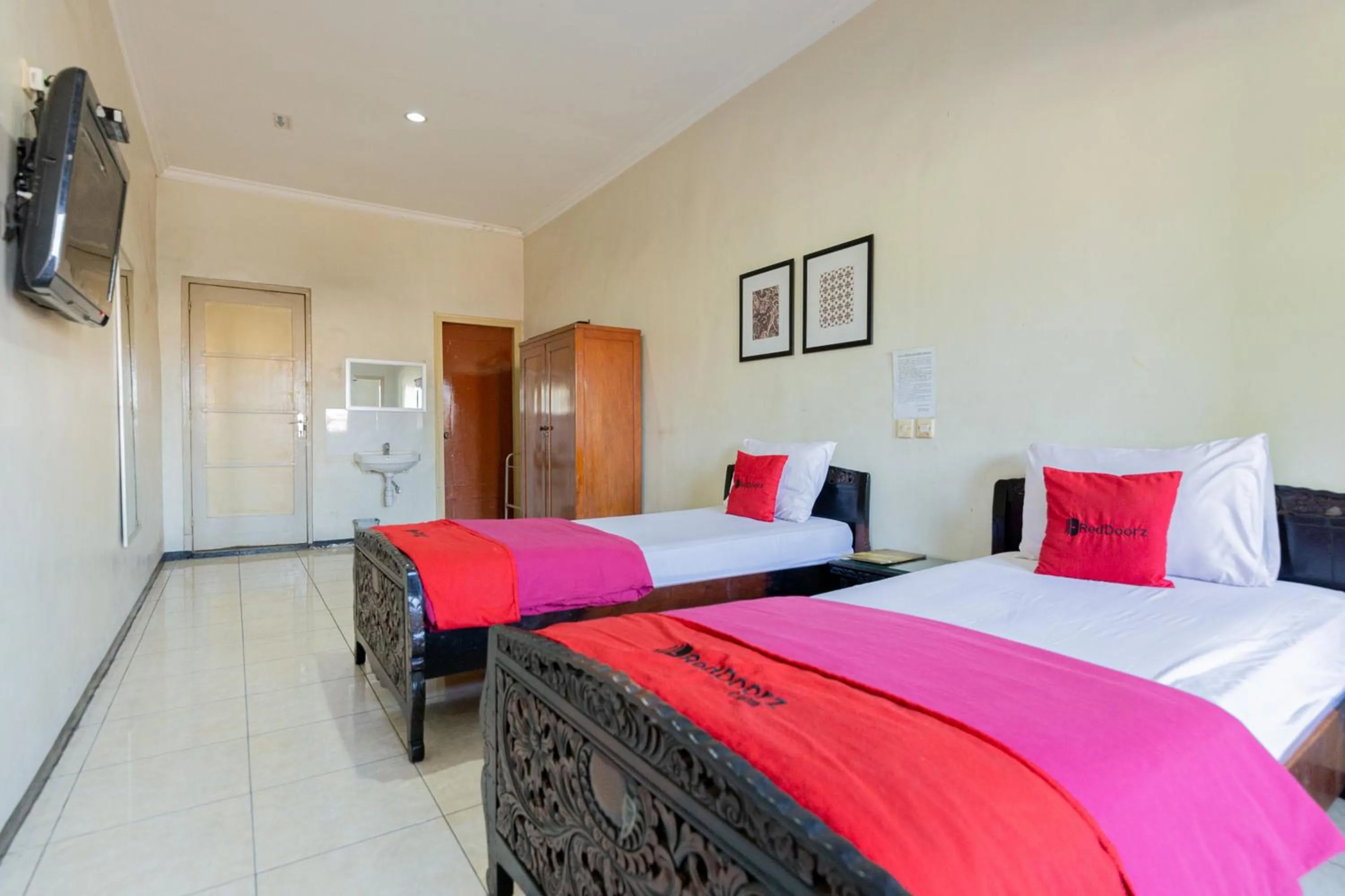 Bedroom, Bed in RedDoorz @ Urip Sumoharjo