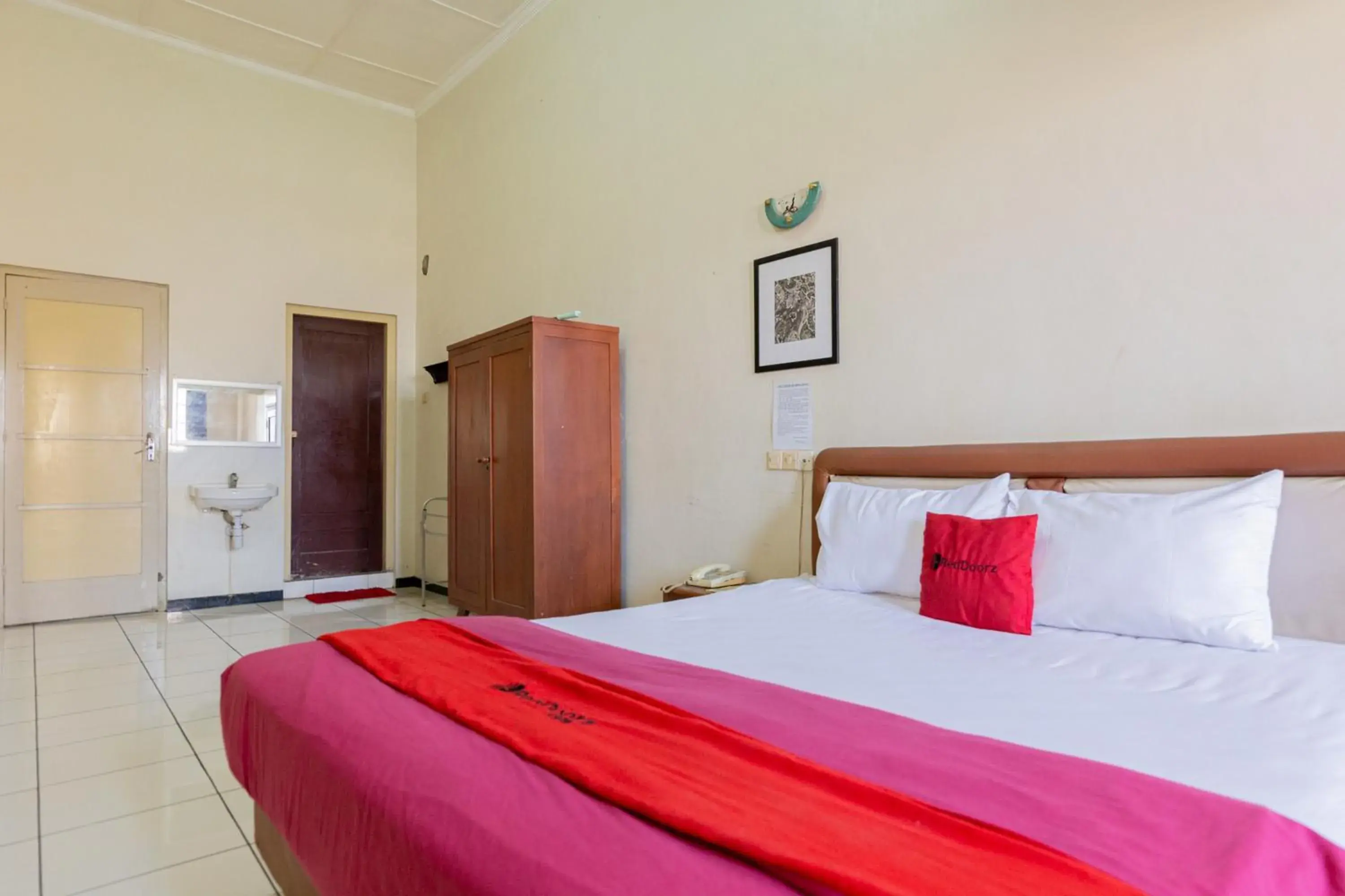 Bedroom, Bed in RedDoorz @ Urip Sumoharjo Bedroom, Bed in RedDoorz @ Urip Sumoharjo