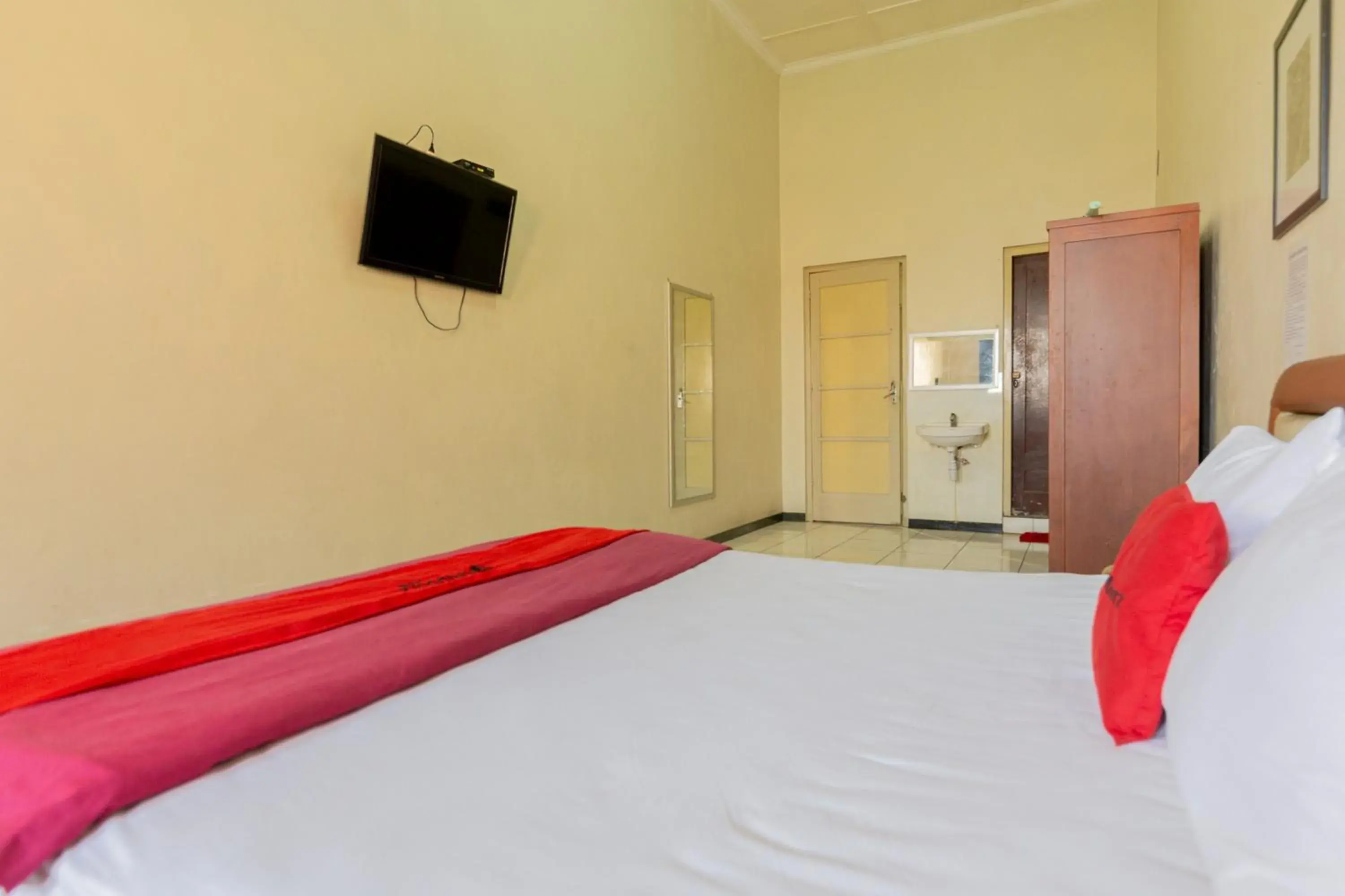 Bedroom, Bed in RedDoorz @ Urip Sumoharjo Bedroom, Bed in RedDoorz @ Urip Sumoharjo