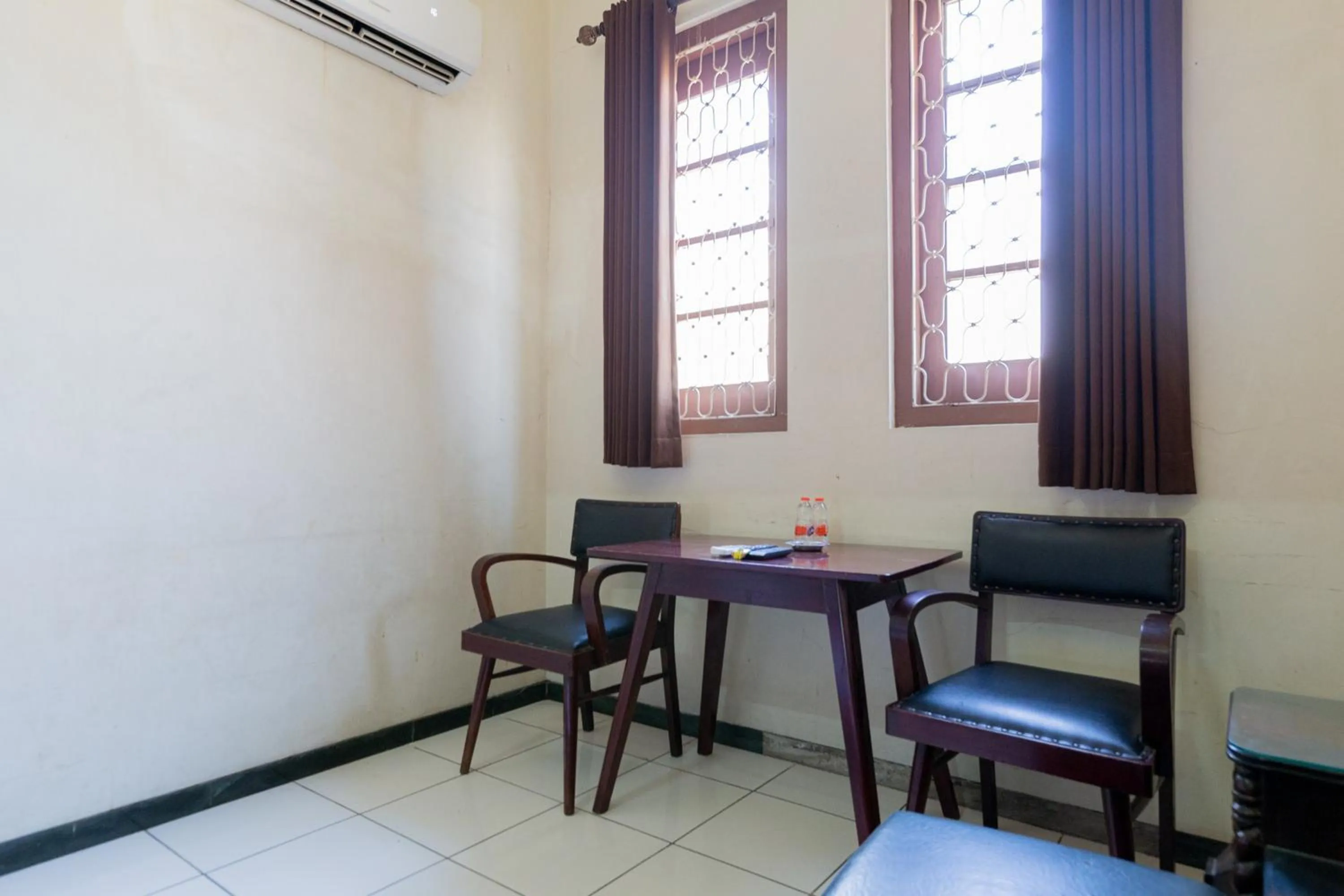 Seating area in RedDoorz @ Urip Sumoharjo