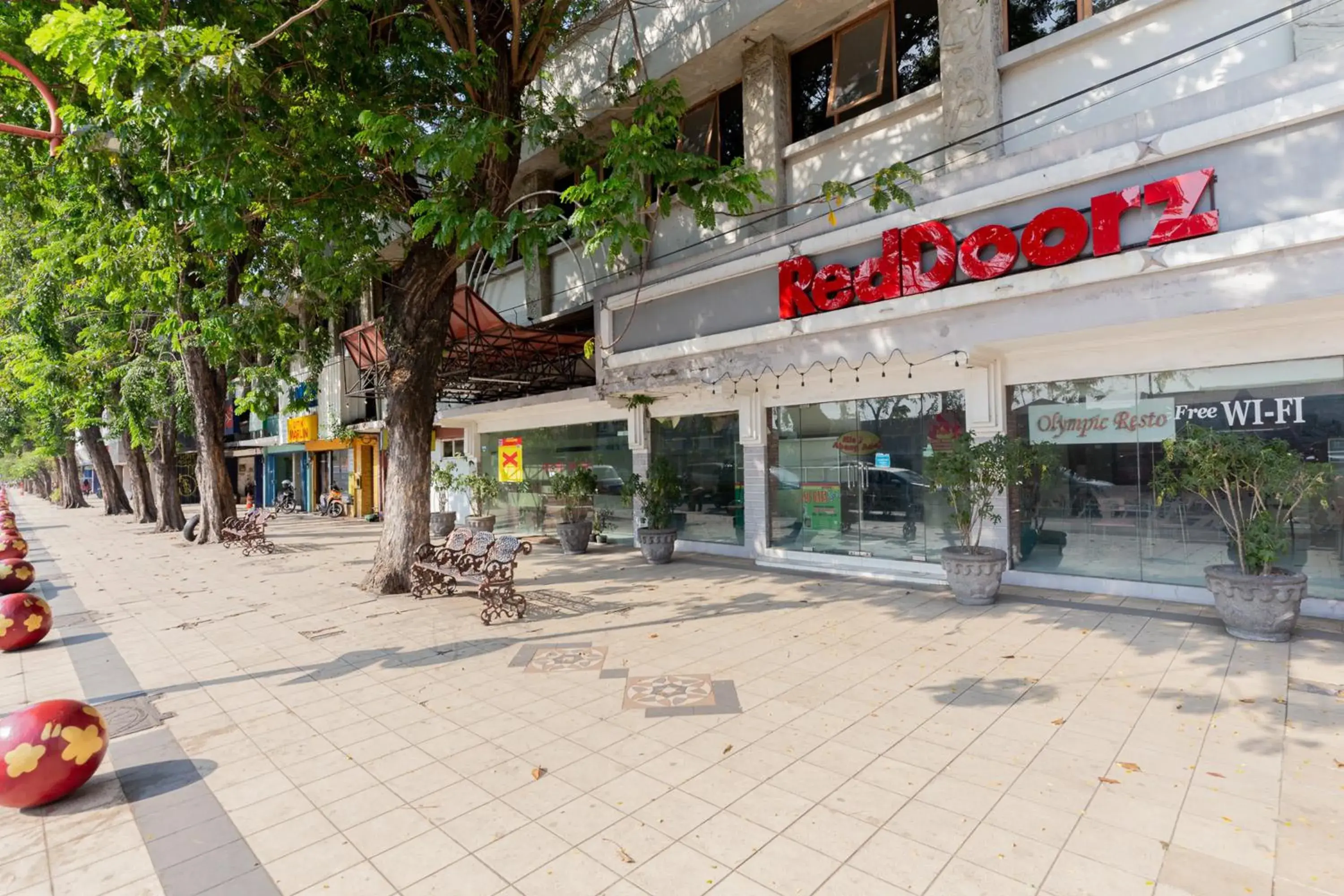 Facade/entrance in RedDoorz @ Urip Sumoharjo Facade/entrance in RedDoorz @ Urip Sumoharjo