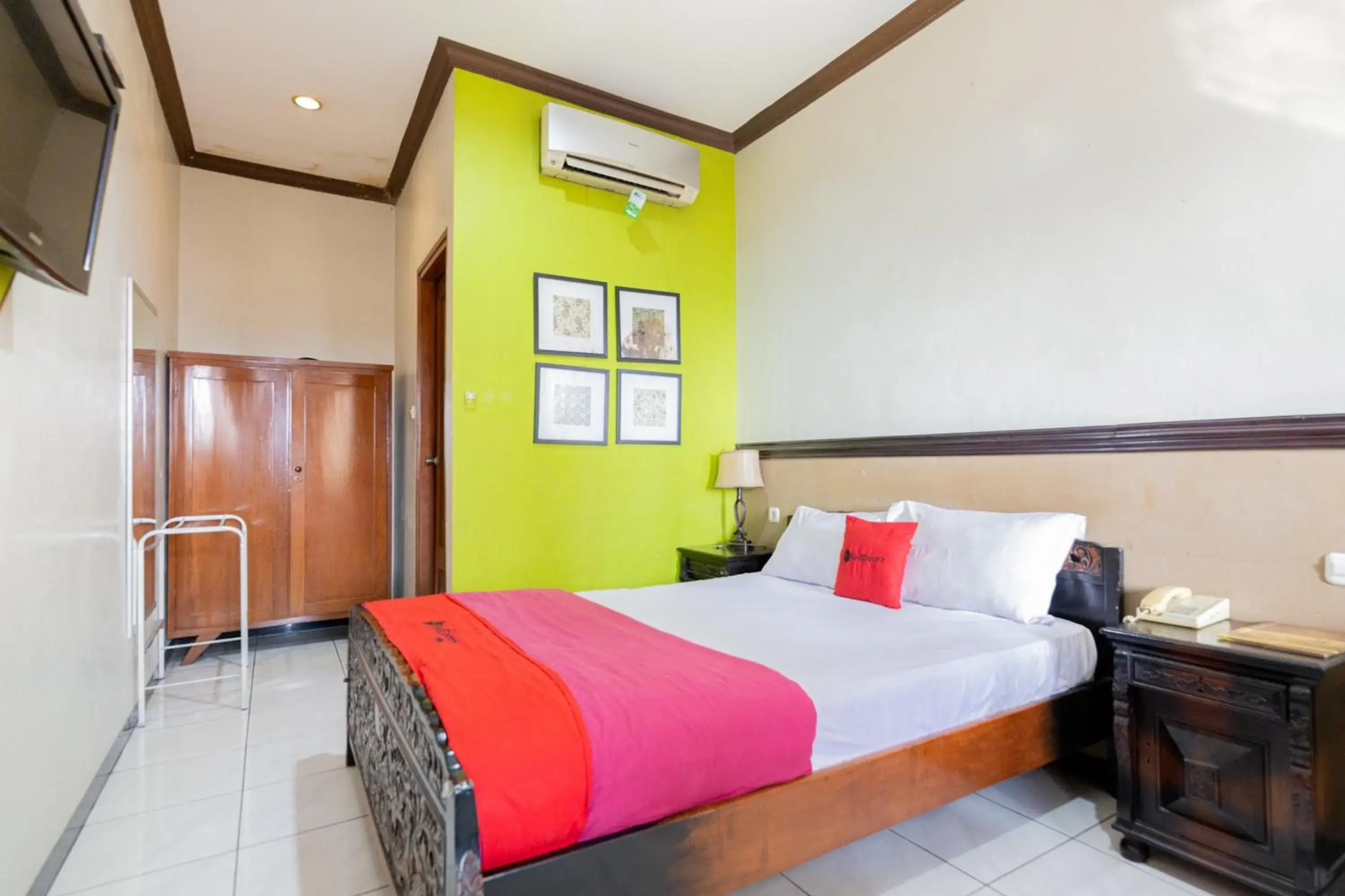 Deluxe Double Room in RedDoorz @ Urip Sumoharjo Deluxe Double Room in RedDoorz @ Urip Sumoharjo