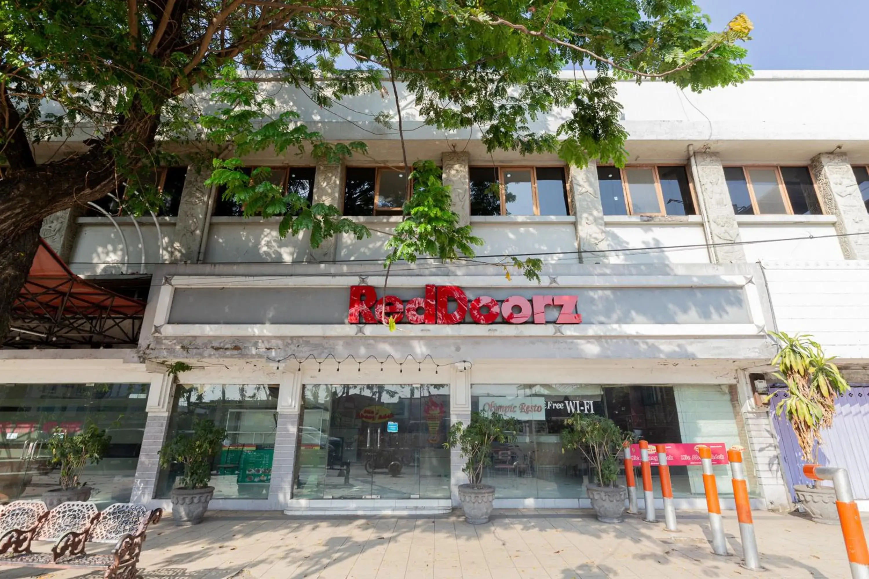Facade/entrance in RedDoorz @ Urip Sumoharjo Facade/entrance in RedDoorz @ Urip Sumoharjo