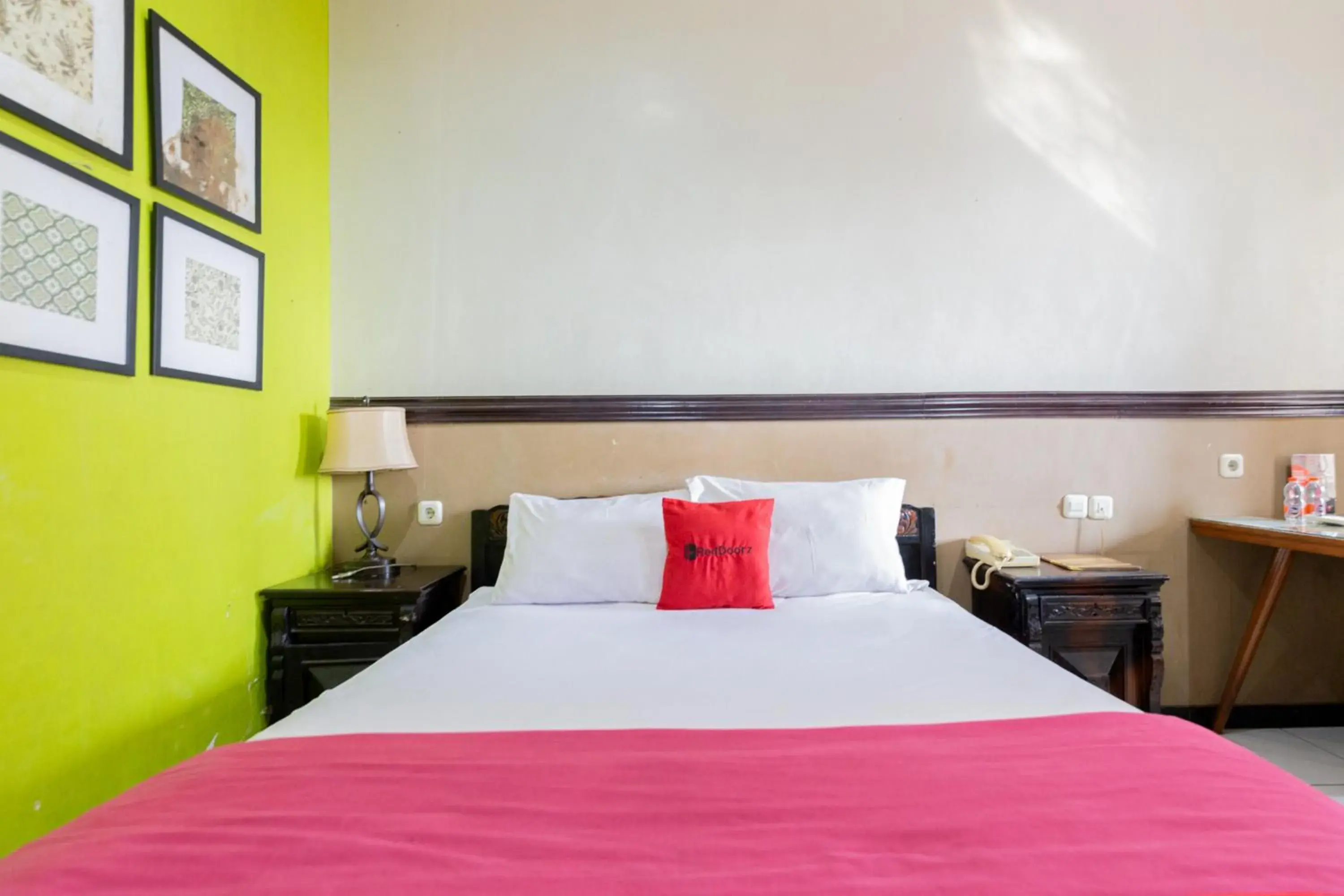 Bedroom, Bed in RedDoorz @ Urip Sumoharjo Bedroom, Bed in RedDoorz @ Urip Sumoharjo