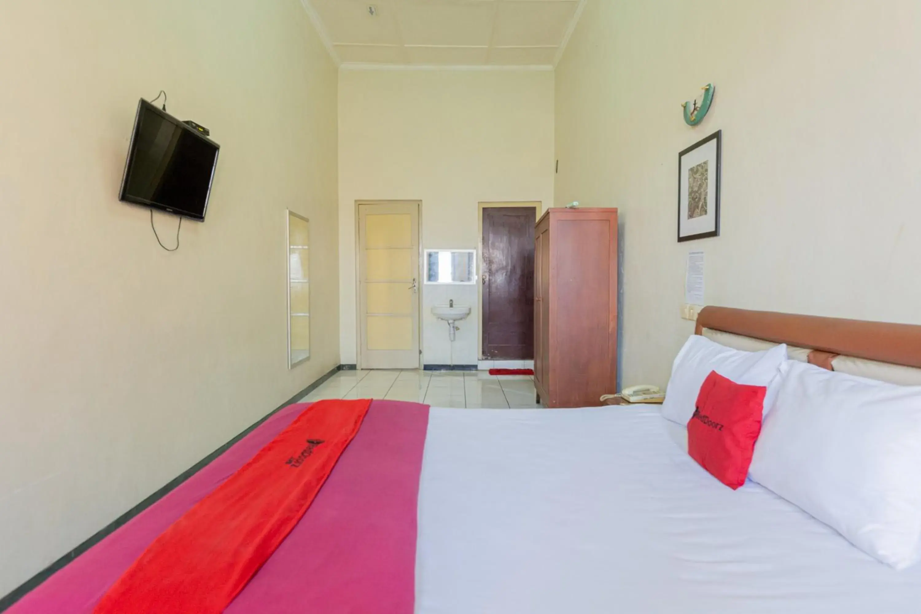 Bedroom, Bed in RedDoorz @ Urip Sumoharjo Bedroom, Bed in RedDoorz @ Urip Sumoharjo