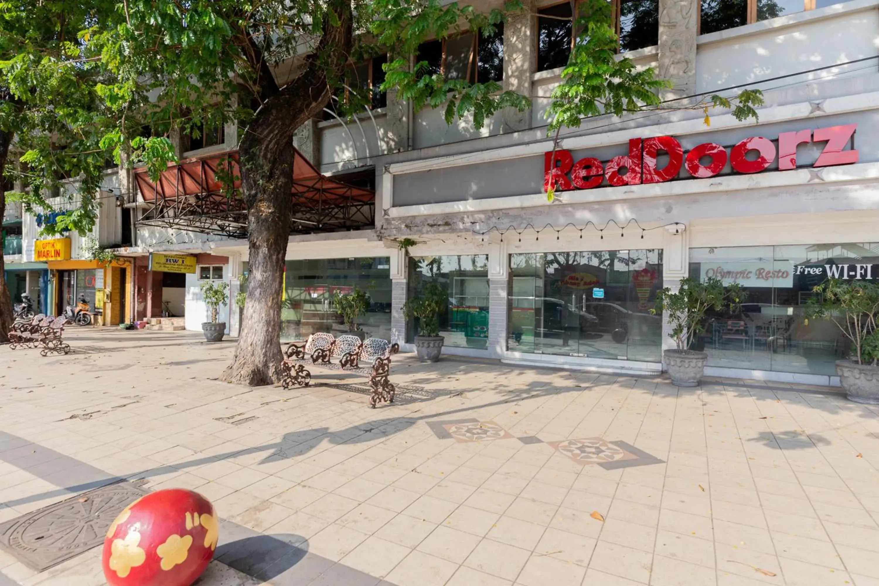 Facade/entrance in RedDoorz @ Urip Sumoharjo Facade/entrance in RedDoorz @ Urip Sumoharjo