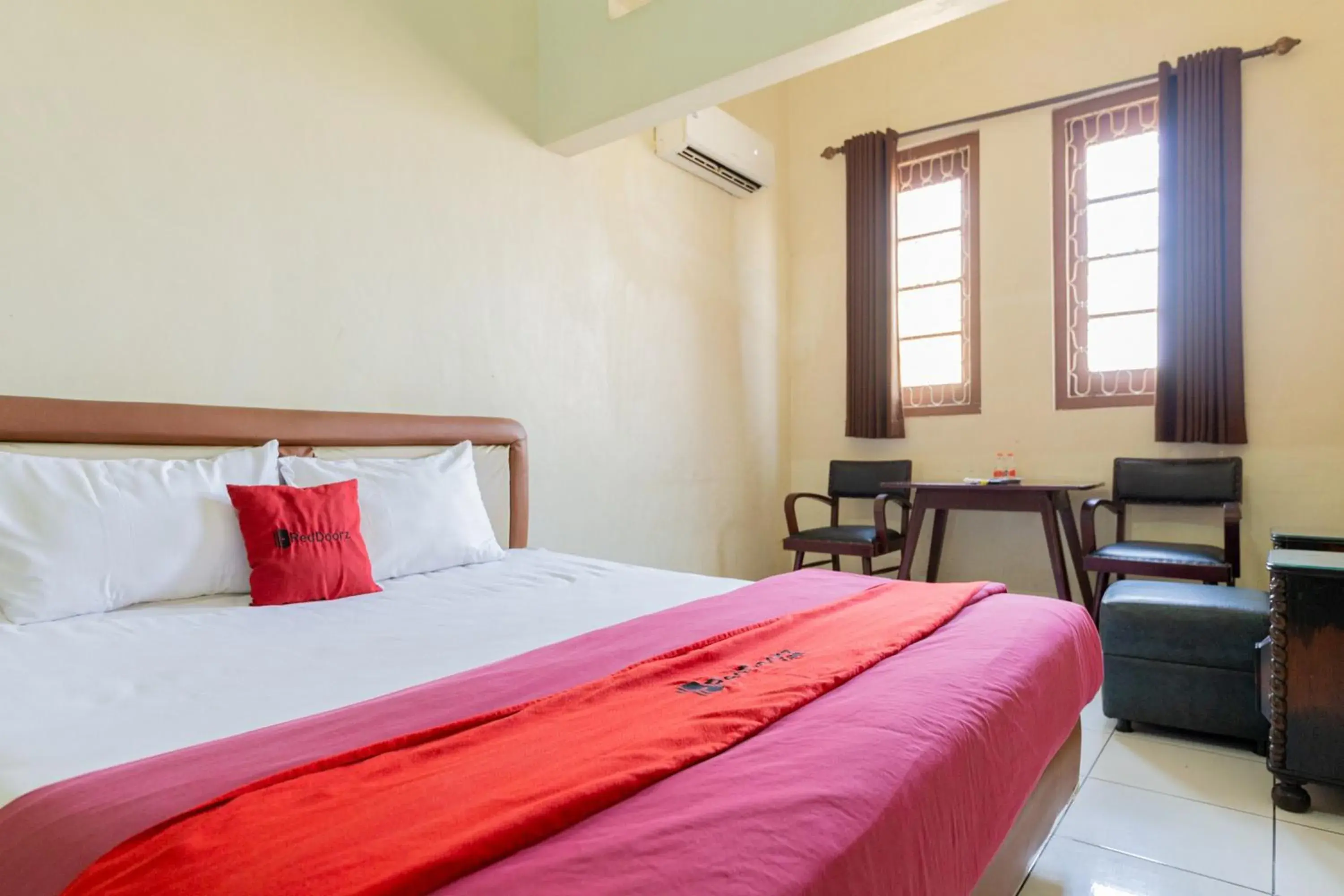 Bedroom, Bed in RedDoorz @ Urip Sumoharjo Bedroom, Bed in RedDoorz @ Urip Sumoharjo