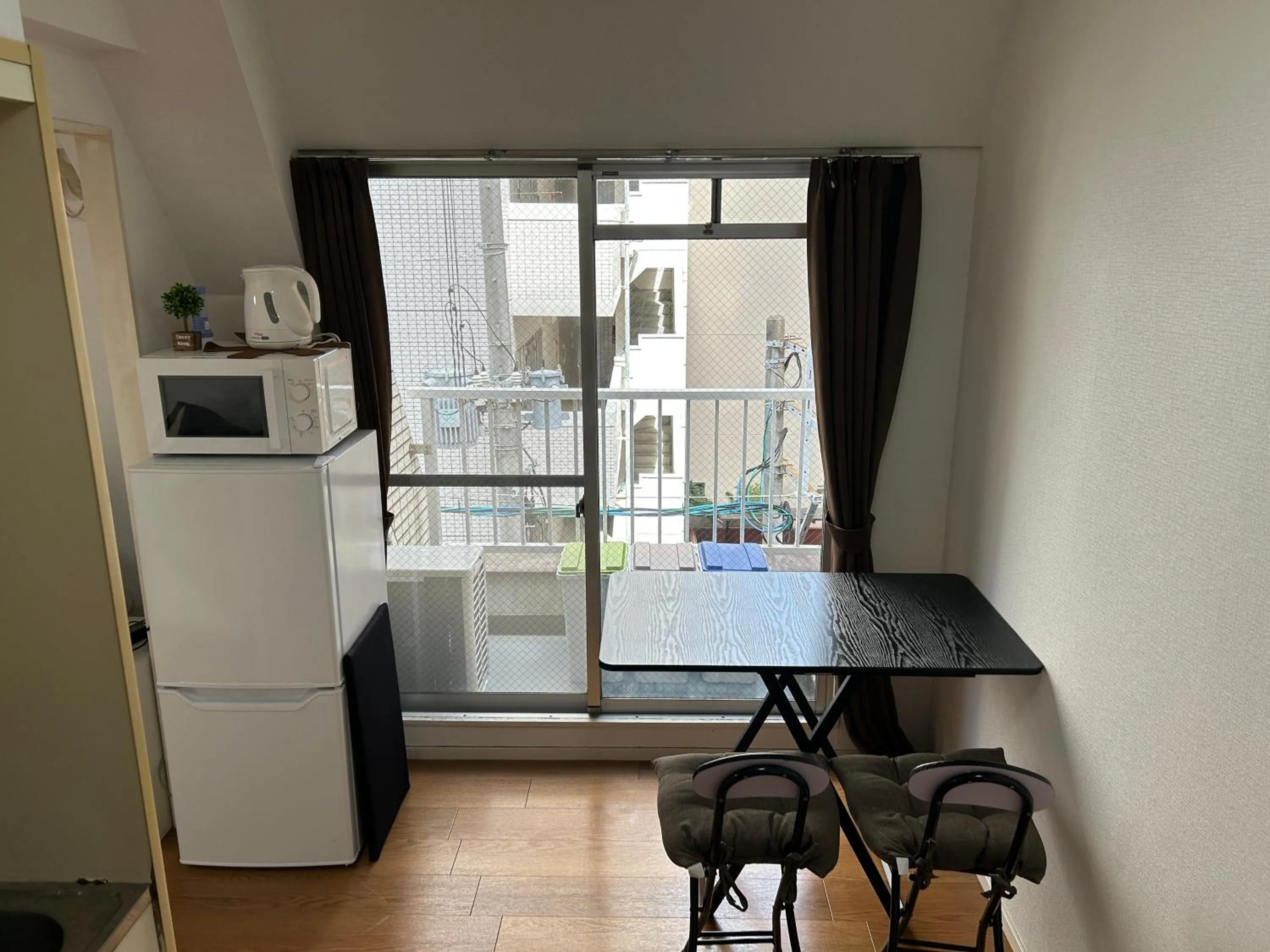 Dining area in Guest House ZEN HAKATA Ohori Park 1