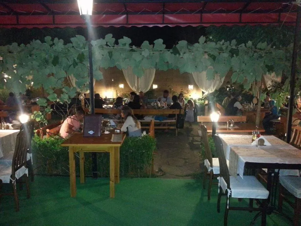 Restaurant/places to eat in Hotel Bellisimo