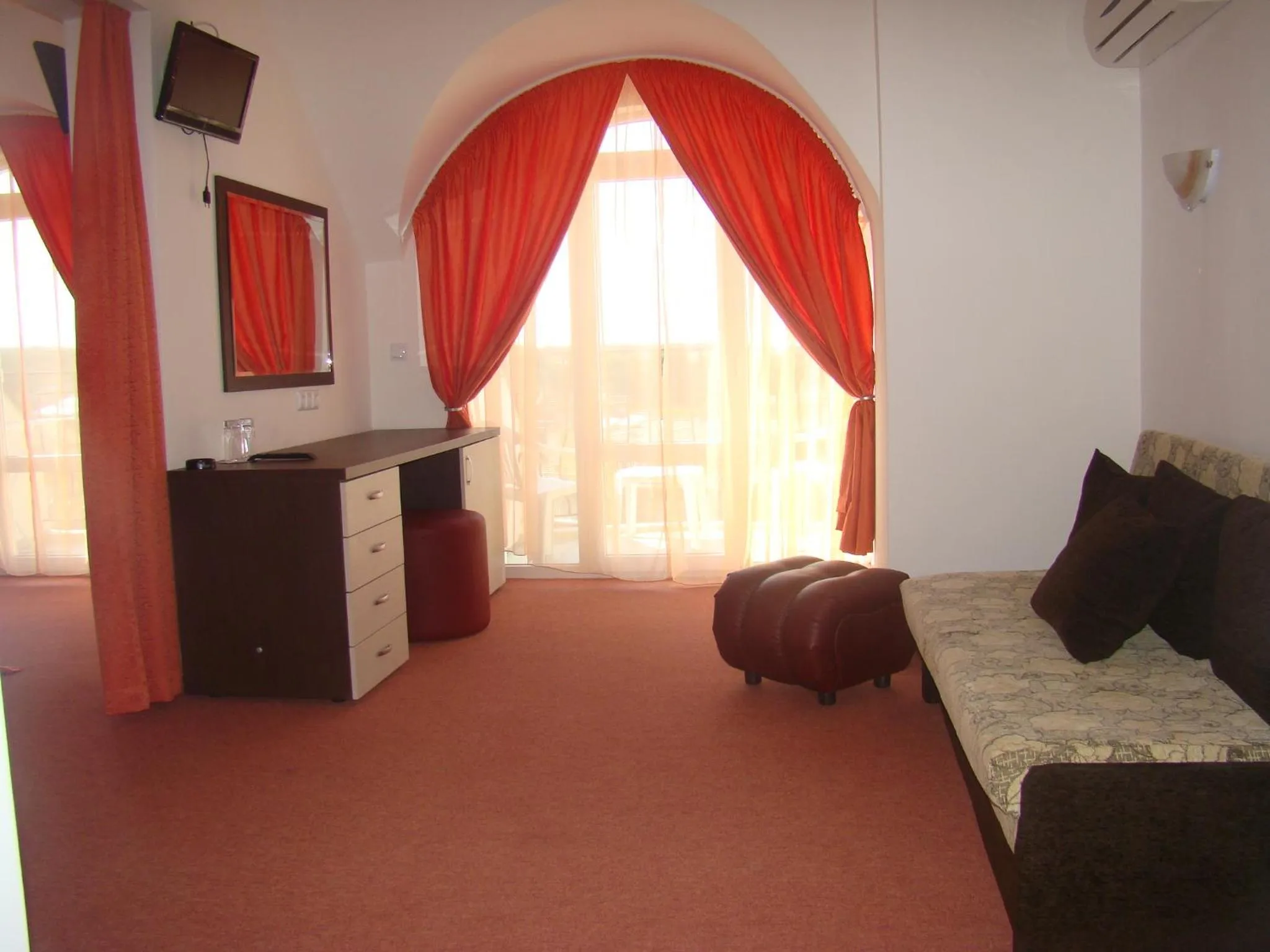 Seating area, Bed in Hotel Bellisimo