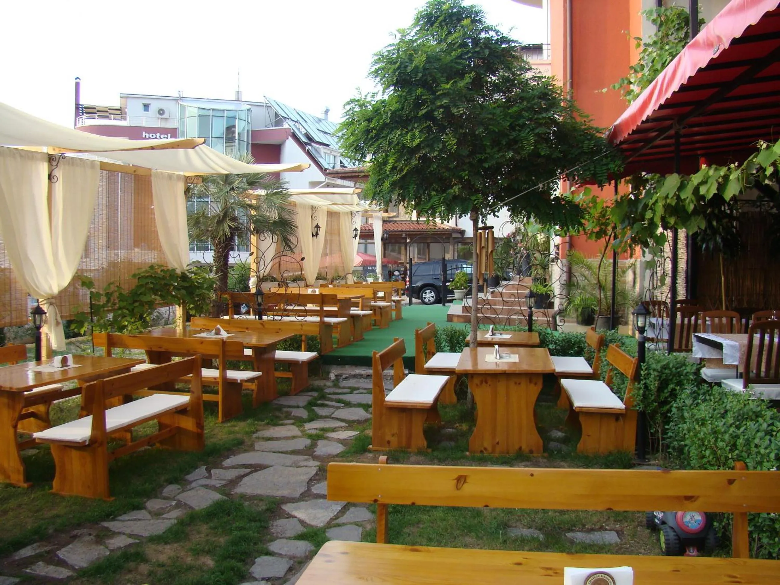 Restaurant/places to eat in Hotel Bellisimo