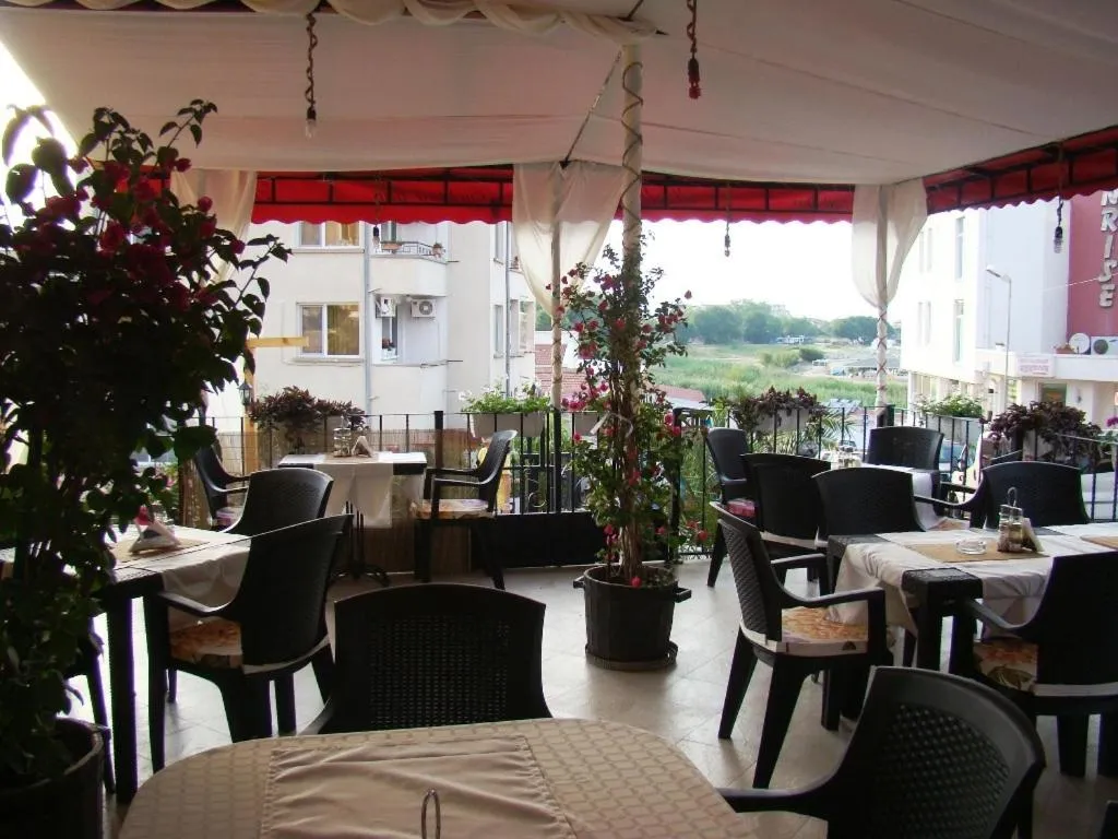 Restaurant/places to eat in Hotel Bellisimo