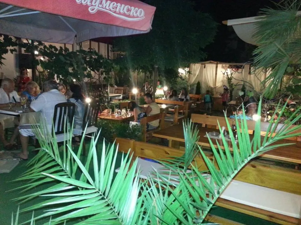 Restaurant/places to eat in Hotel Bellisimo