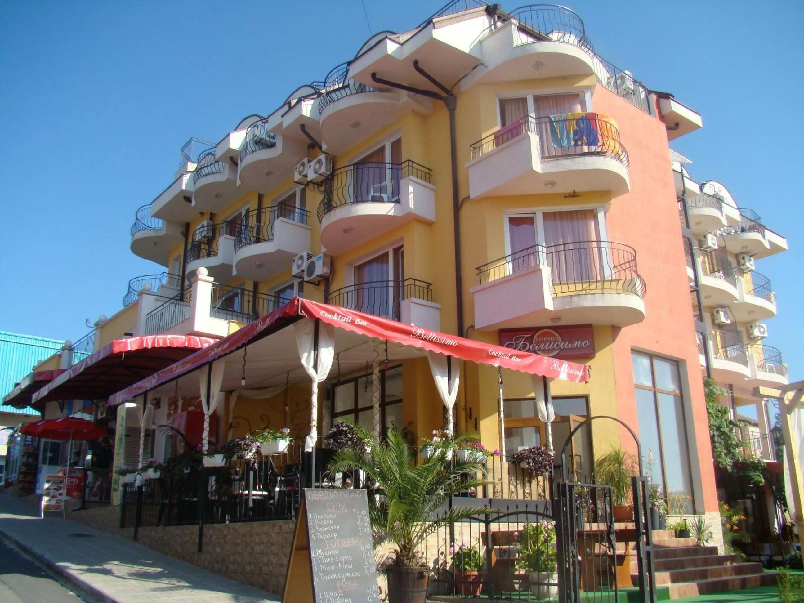 Restaurant/places to eat in Hotel Bellisimo