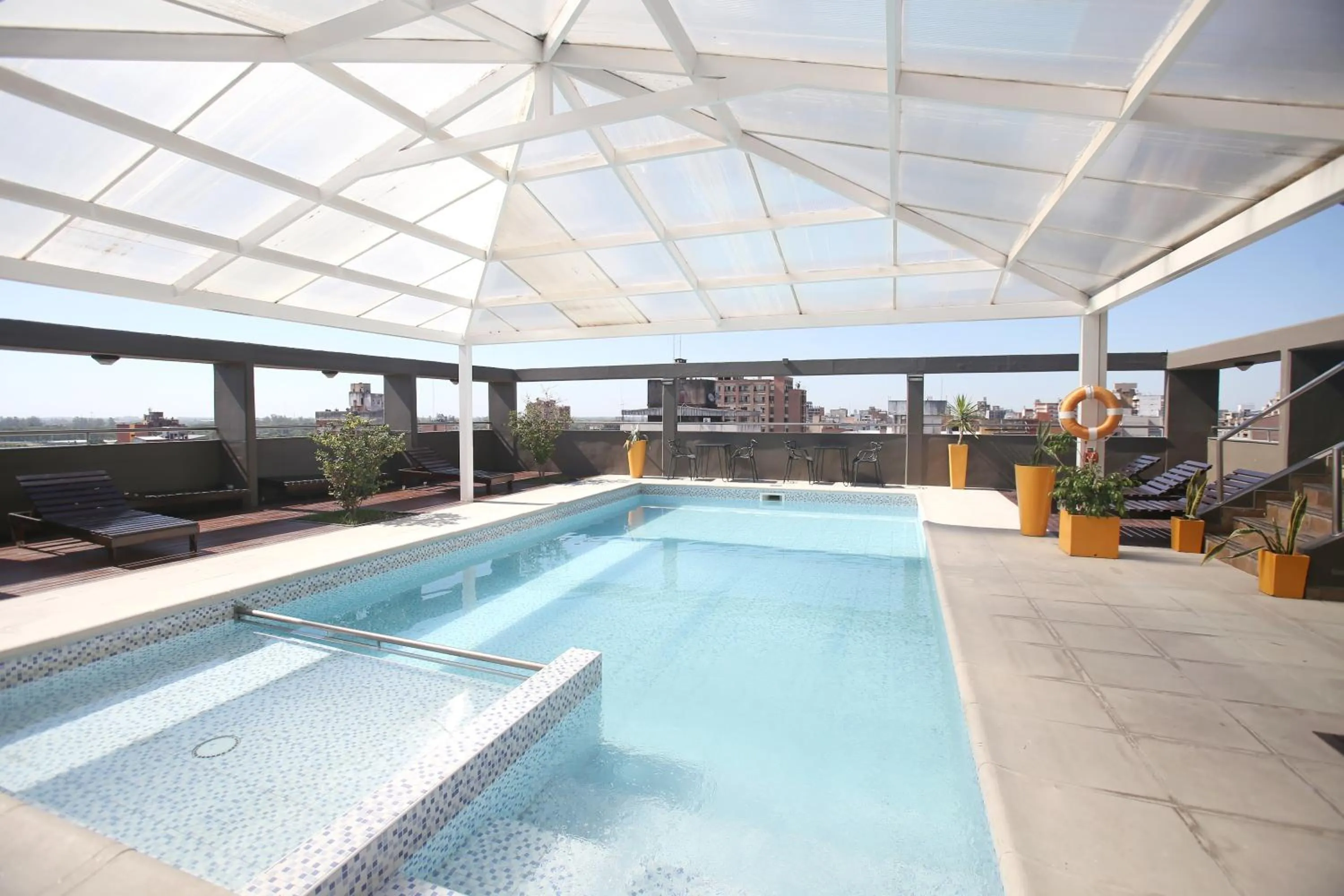 Swimming pool in Hotel Bicentenario Suites & Spa