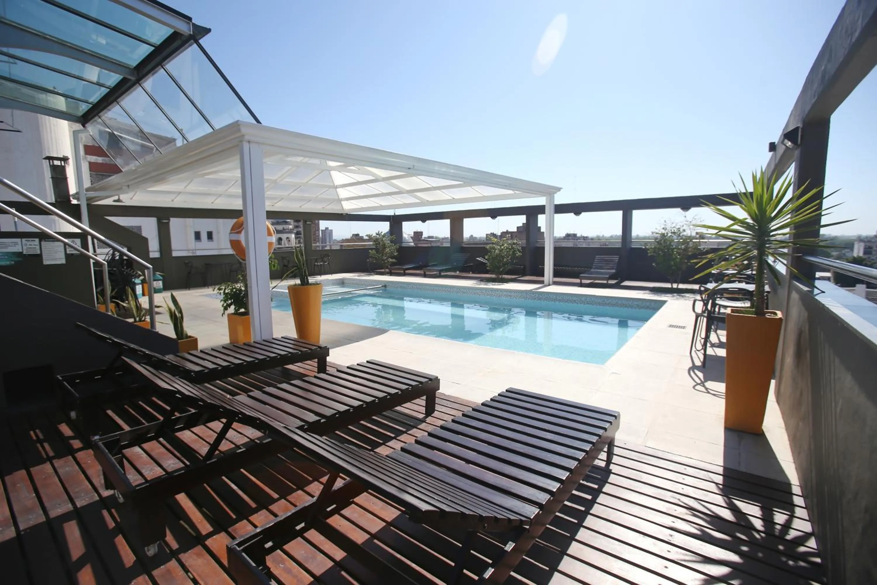Swimming pool in Hotel Bicentenario Suites & Spa