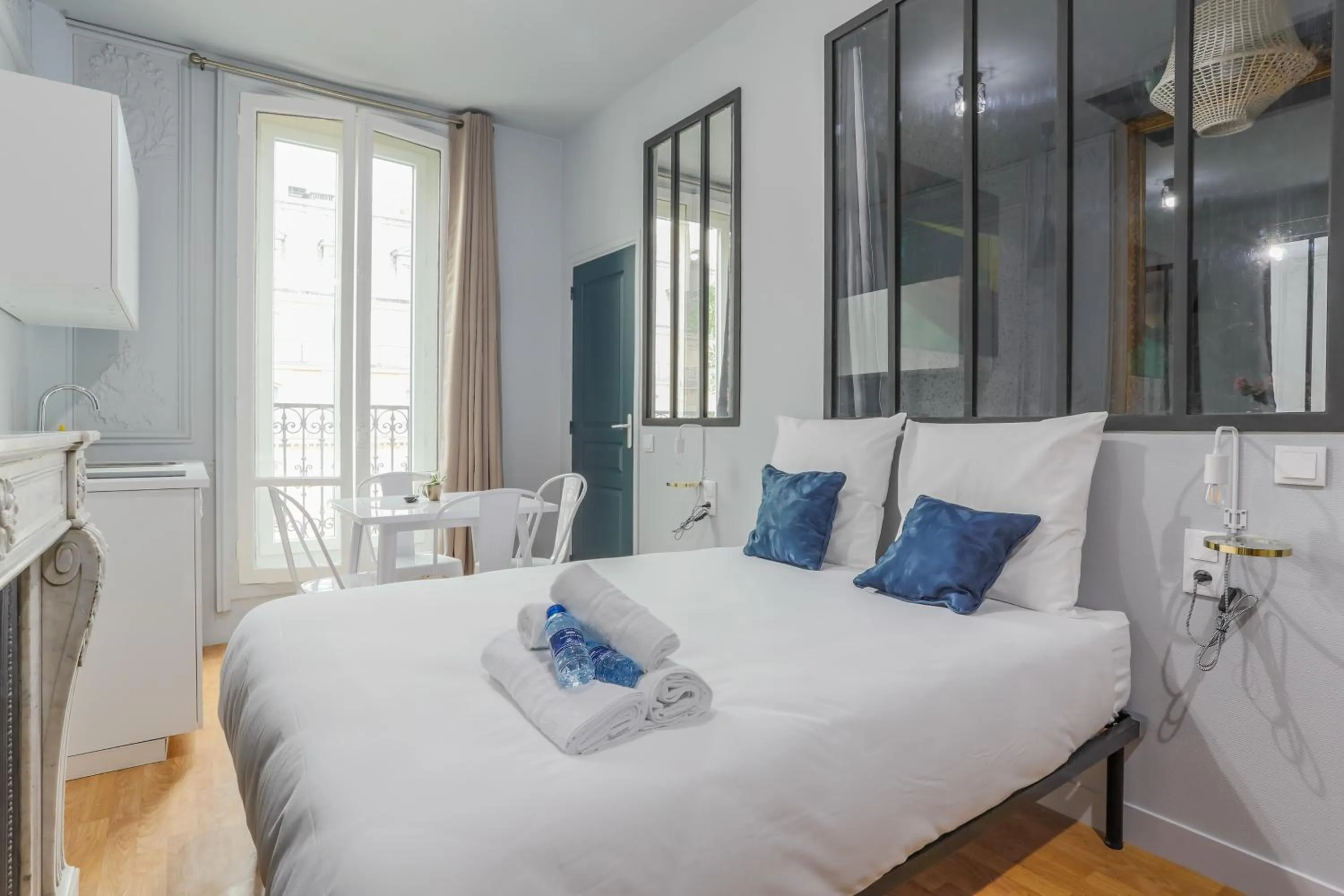 Living room, Bed in WS Saint-Lazare - Opera