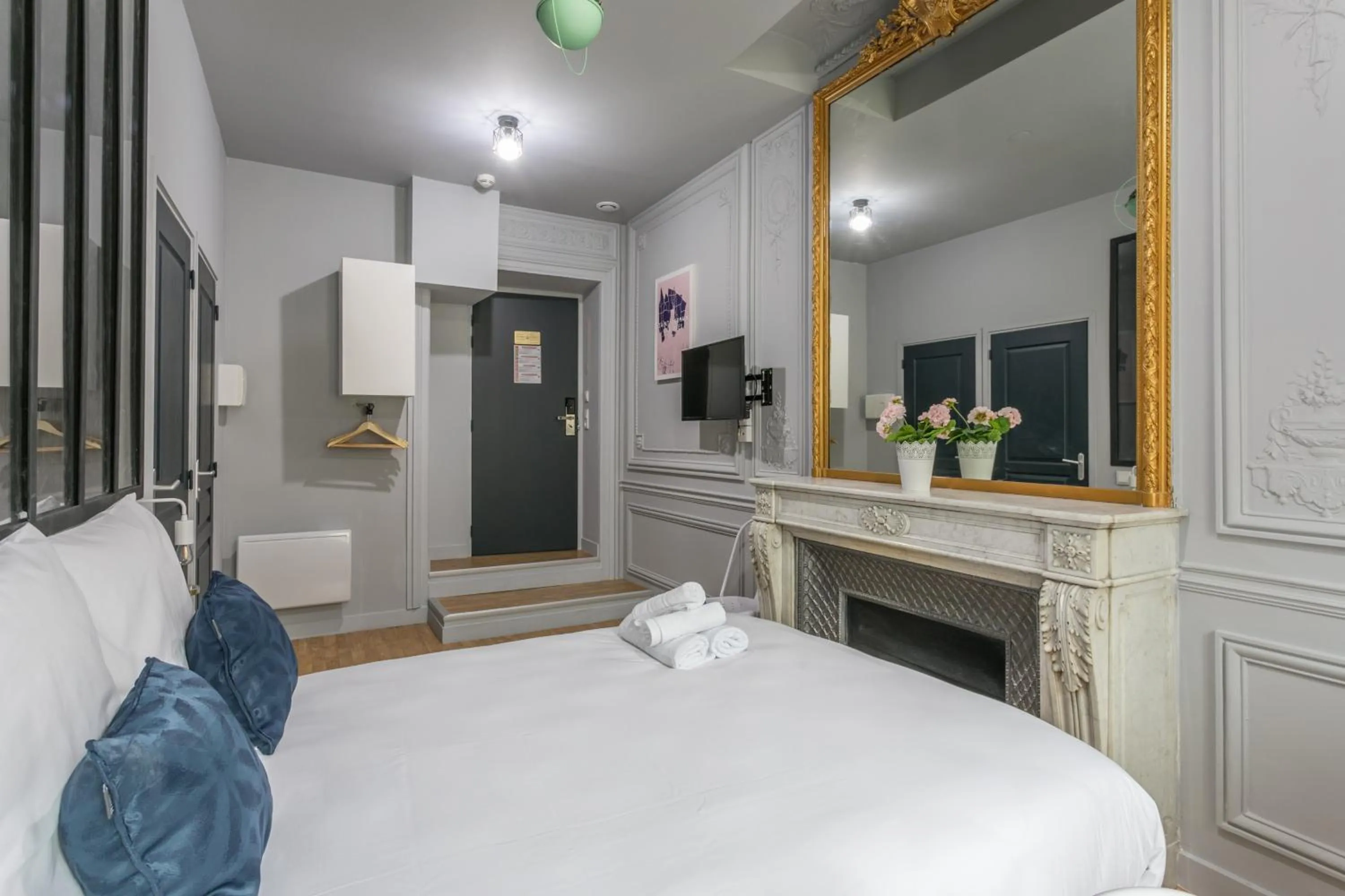 Living room, Bed in WS Saint-Lazare - Opera