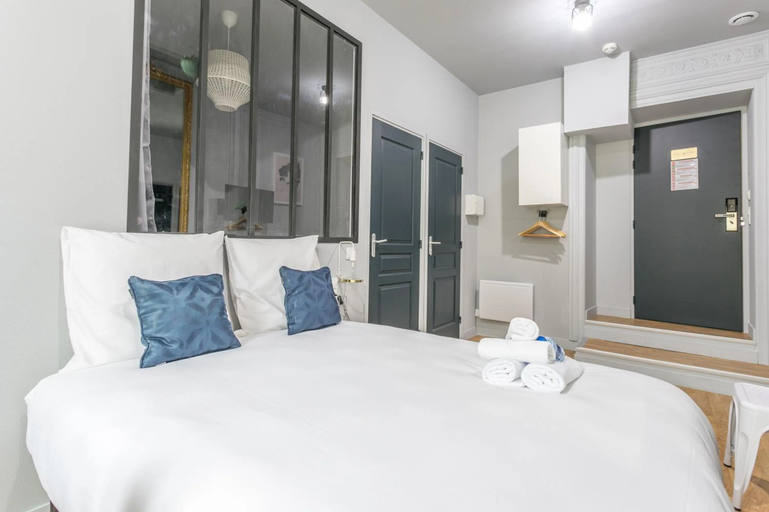 Living room, Bed in WS Saint-Lazare - Opera