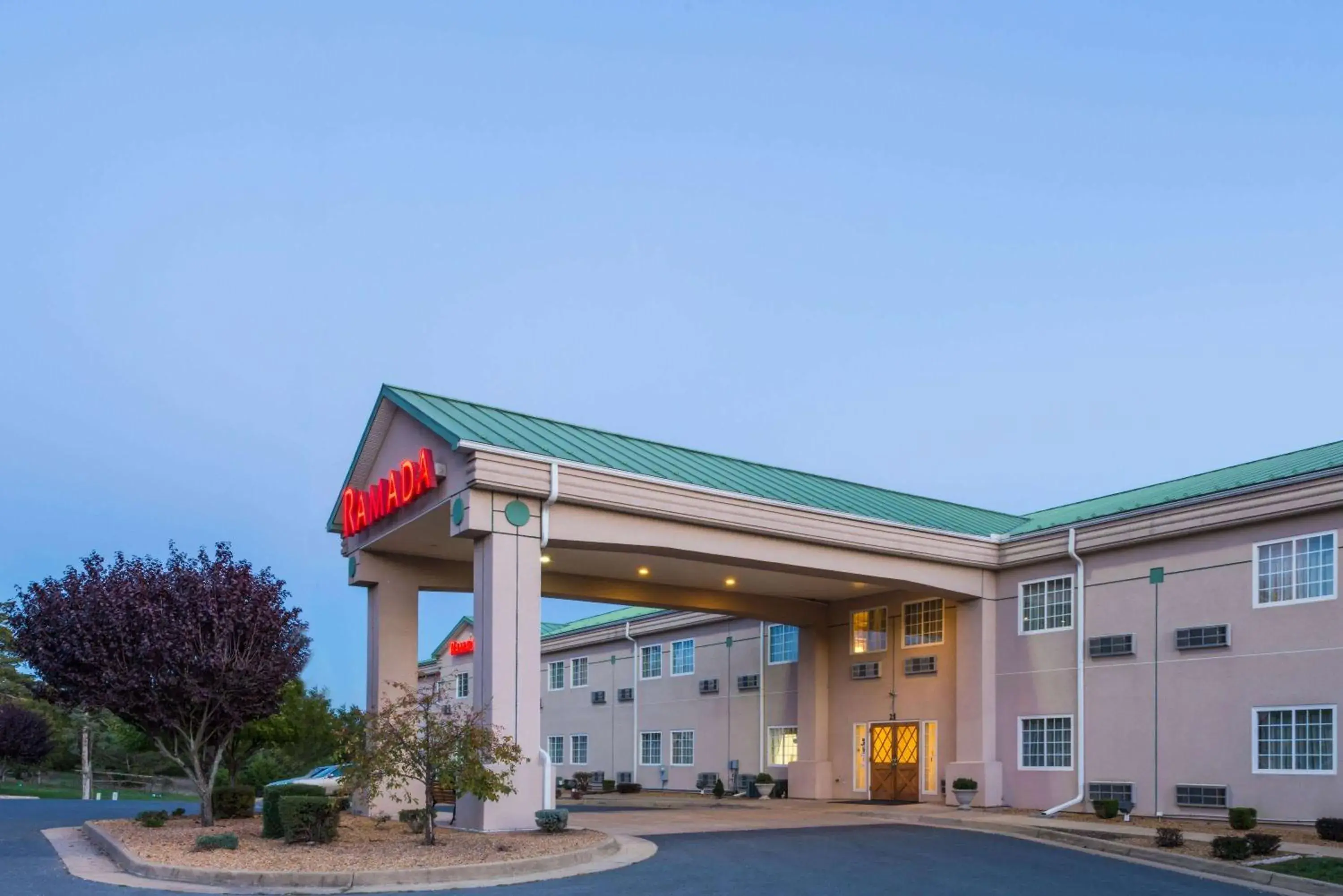 Property building in Ramada by Wyndham Strasburg - Shenandoah Valley Property building in Ramada by Wyndham Strasburg - Shenandoah Valley