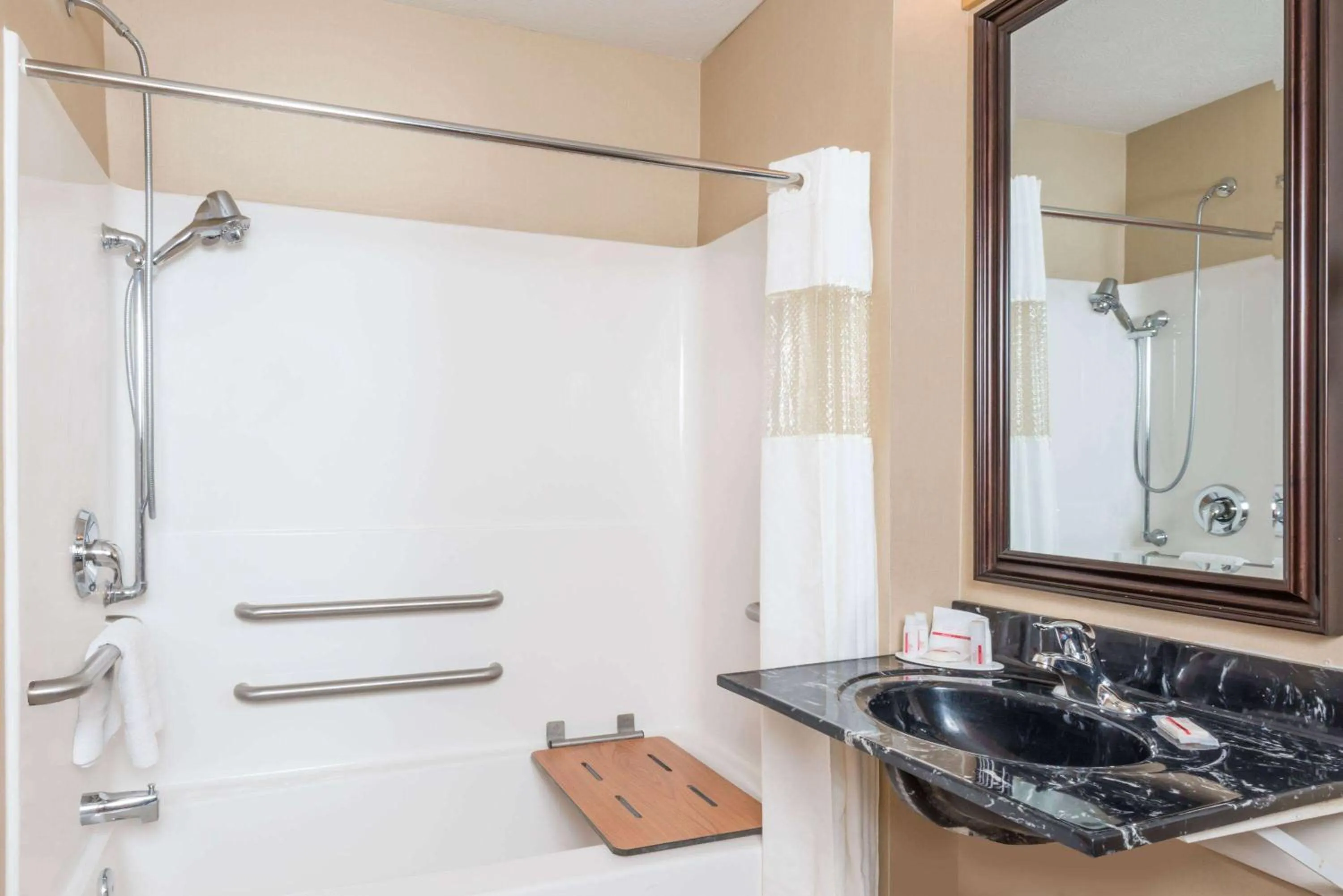 Photo of the whole room in Ramada by Wyndham Strasburg - Shenandoah Valley