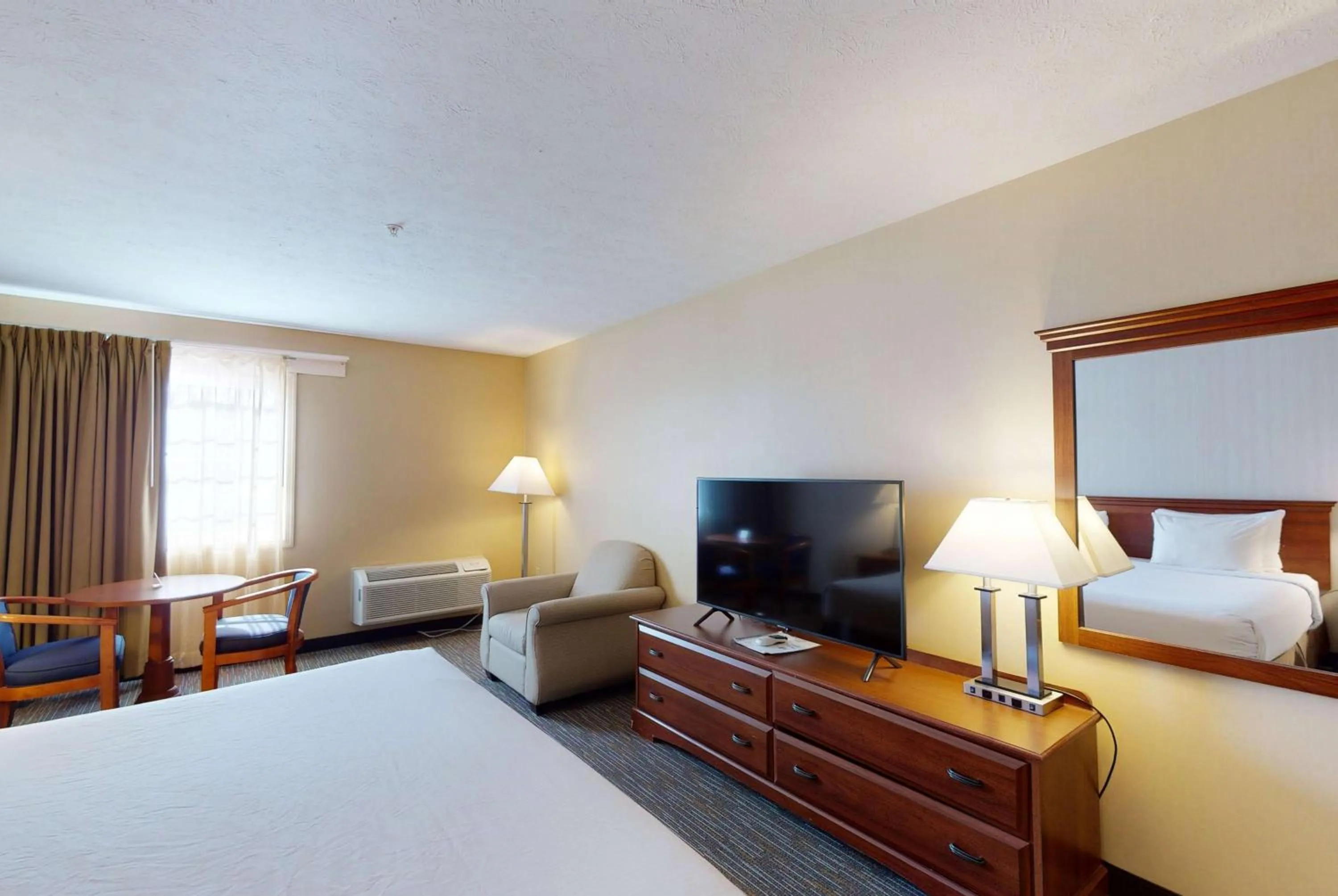 Photo of the whole room, Bed in Ramada by Wyndham Strasburg - Shenandoah Valley