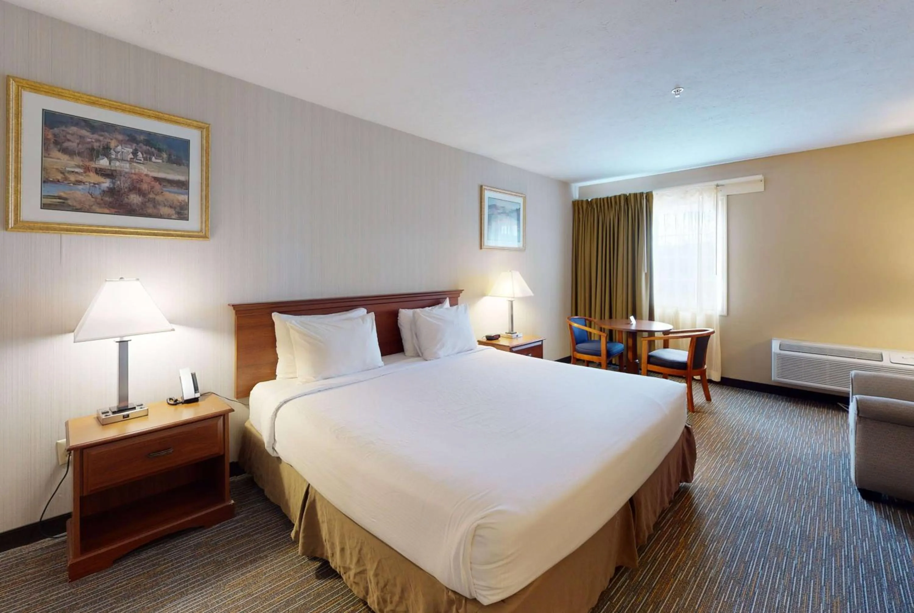 Photo of the whole room, Bed in Ramada by Wyndham Strasburg - Shenandoah Valley