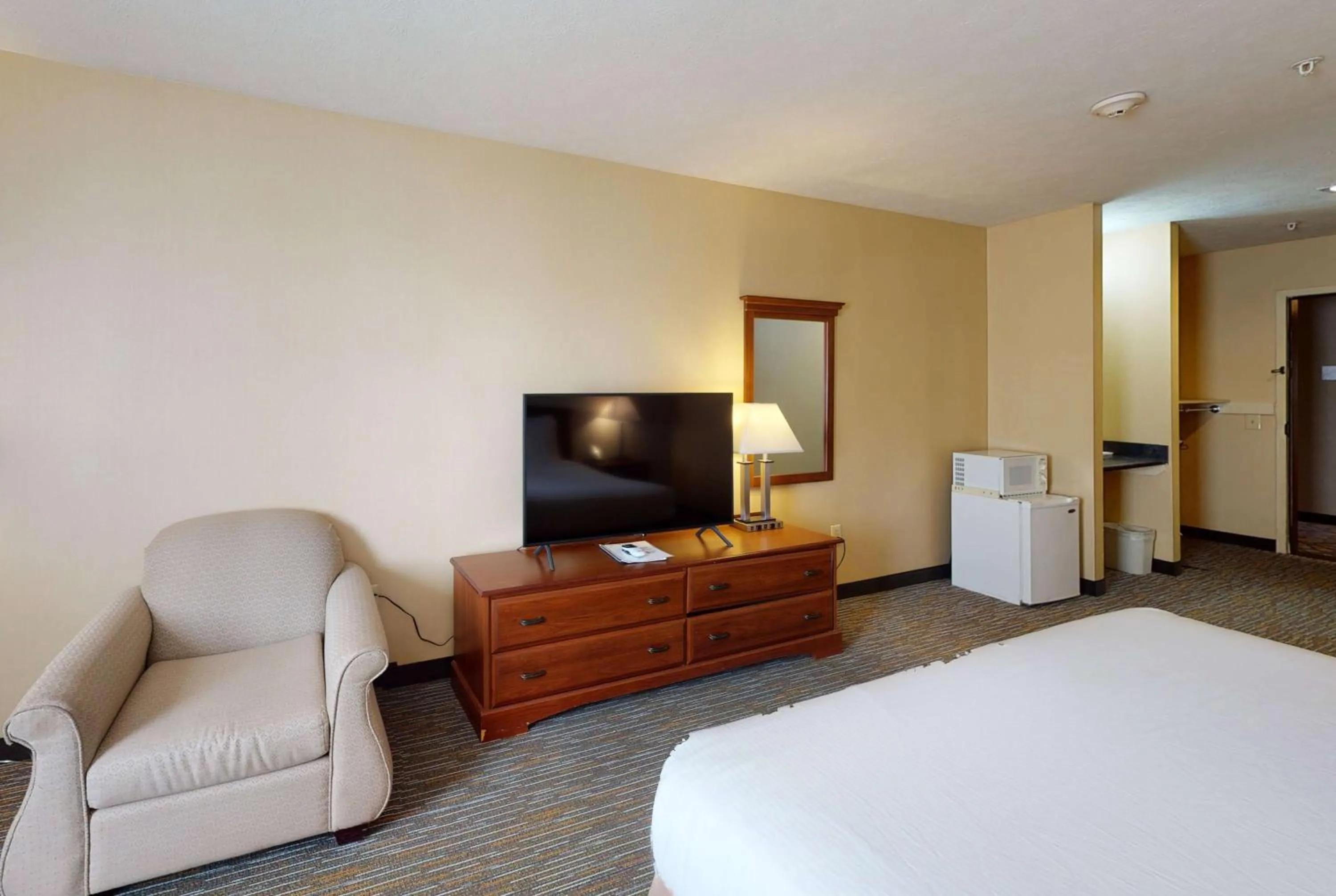 Photo of the whole room, Bed in Ramada by Wyndham Strasburg - Shenandoah Valley