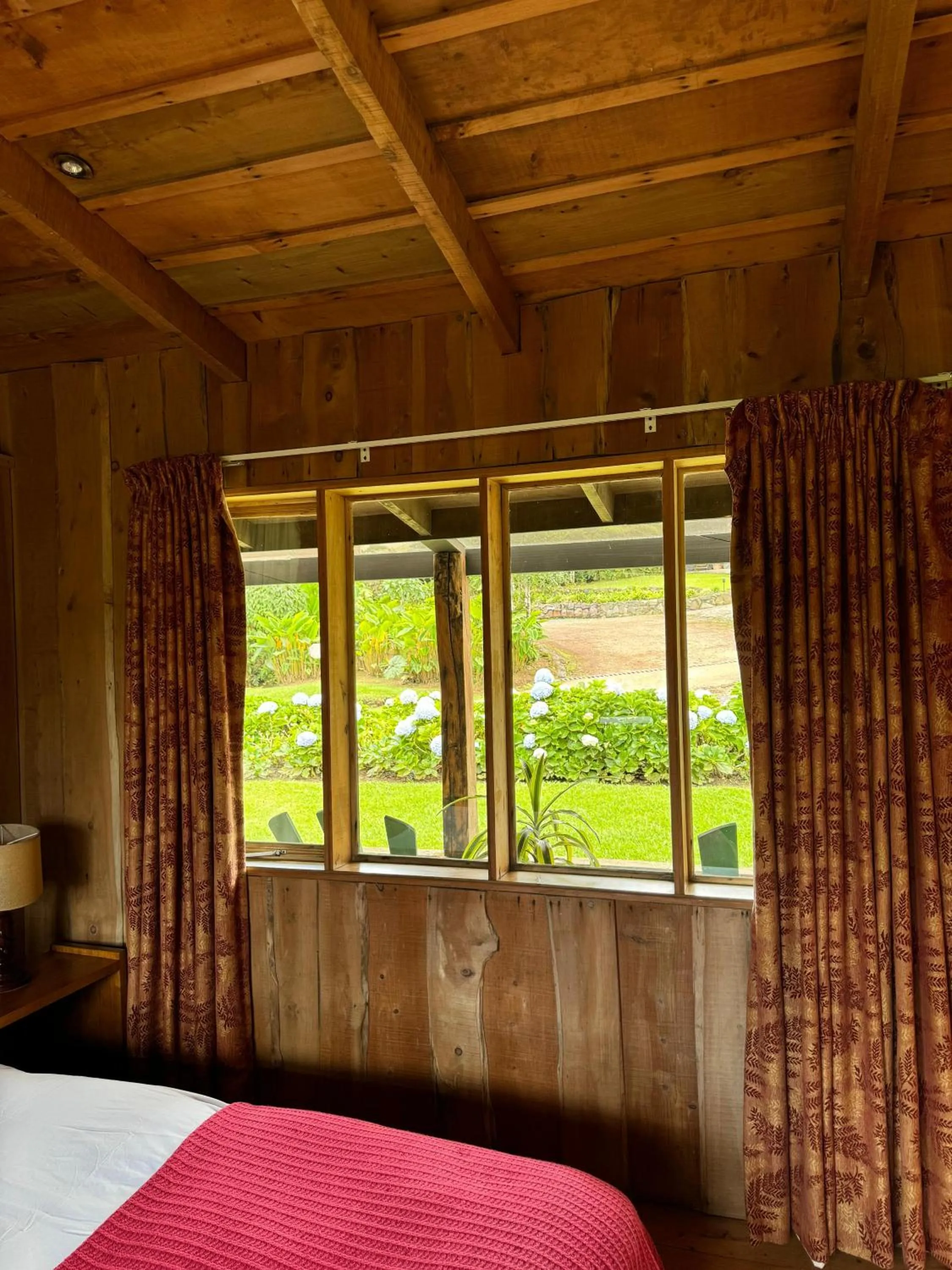 Garden view, Bed in Poas Volcano Lodge