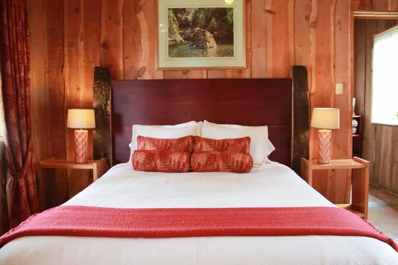 Photo of the whole room, Bed in Poas Volcano Lodge