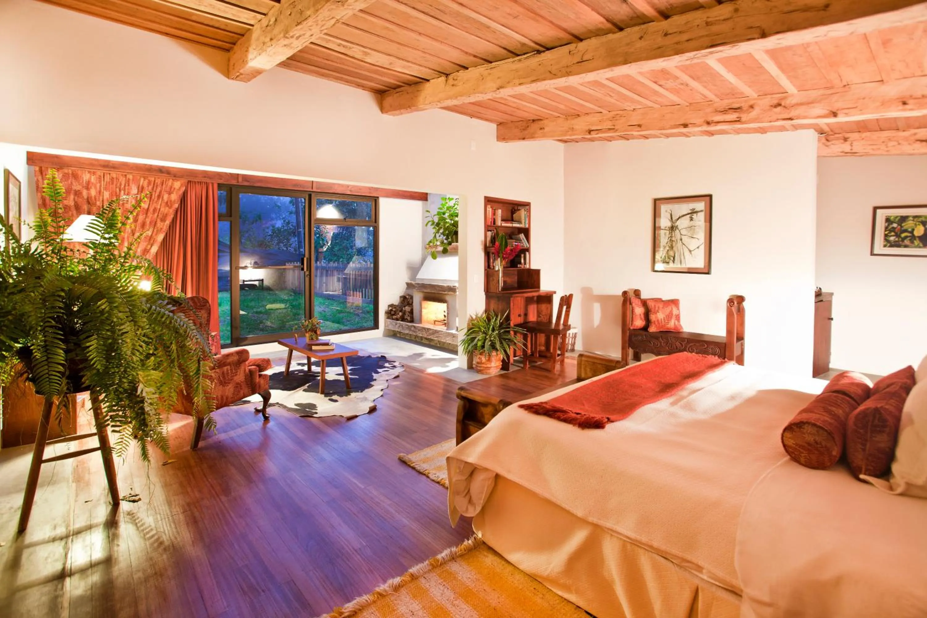 Photo of the whole room, Bed in Poas Volcano Lodge