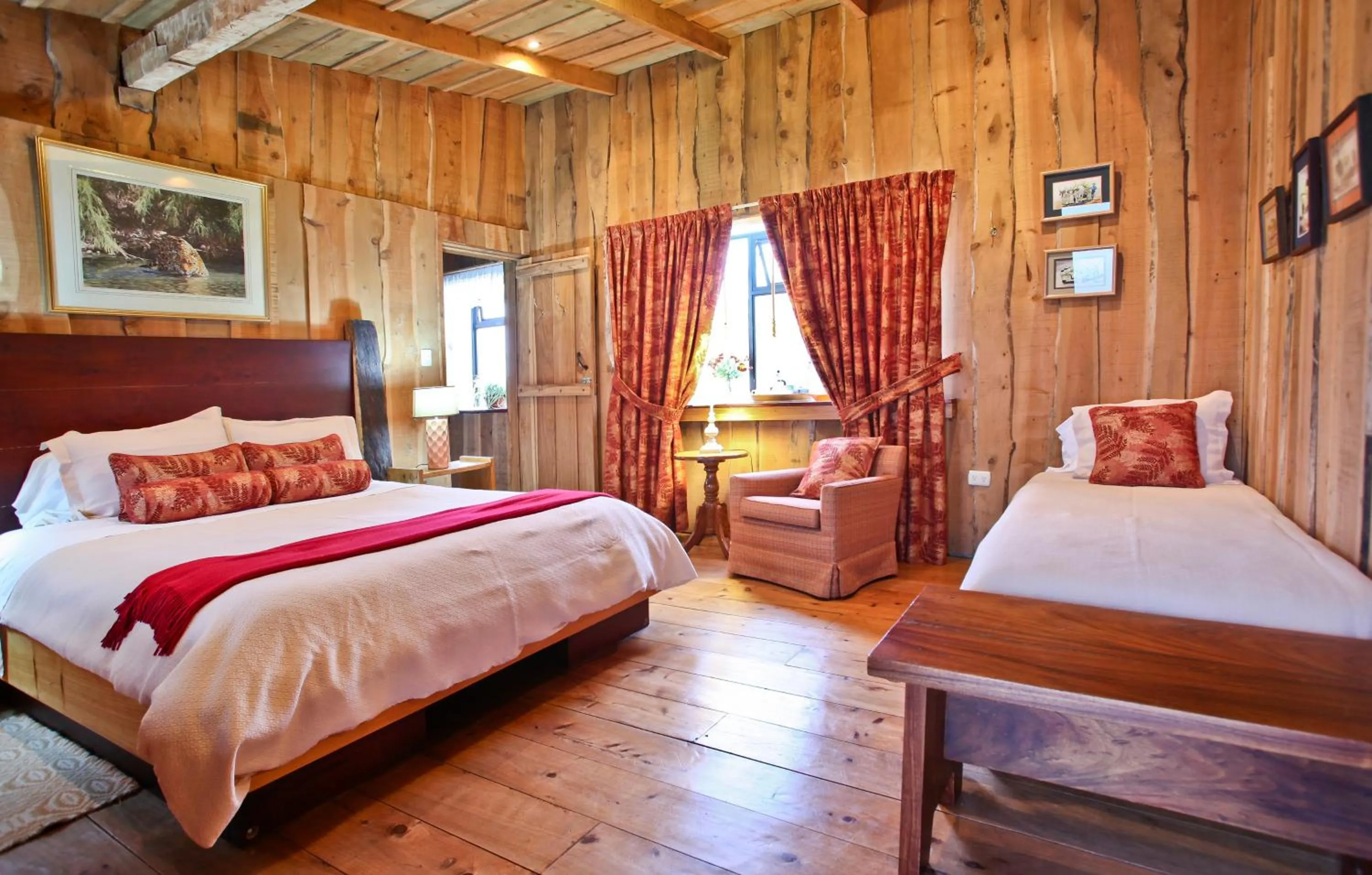 Photo of the whole room, Bed in Poas Volcano Lodge